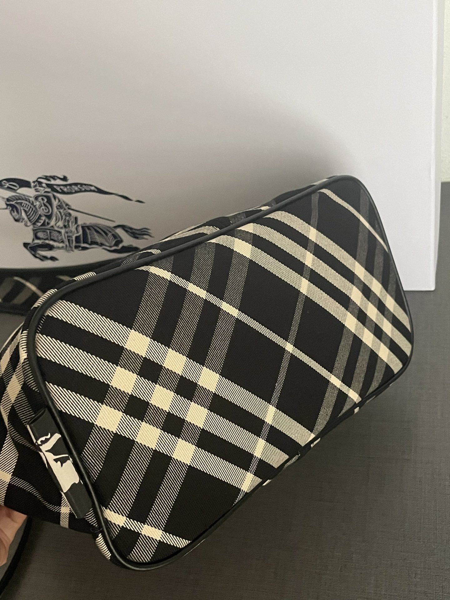 burberry ショルダー バッグ レディコピー 柔軟 カジュアル ハンドバッグ 本革 レザー 縞 ブラック_6