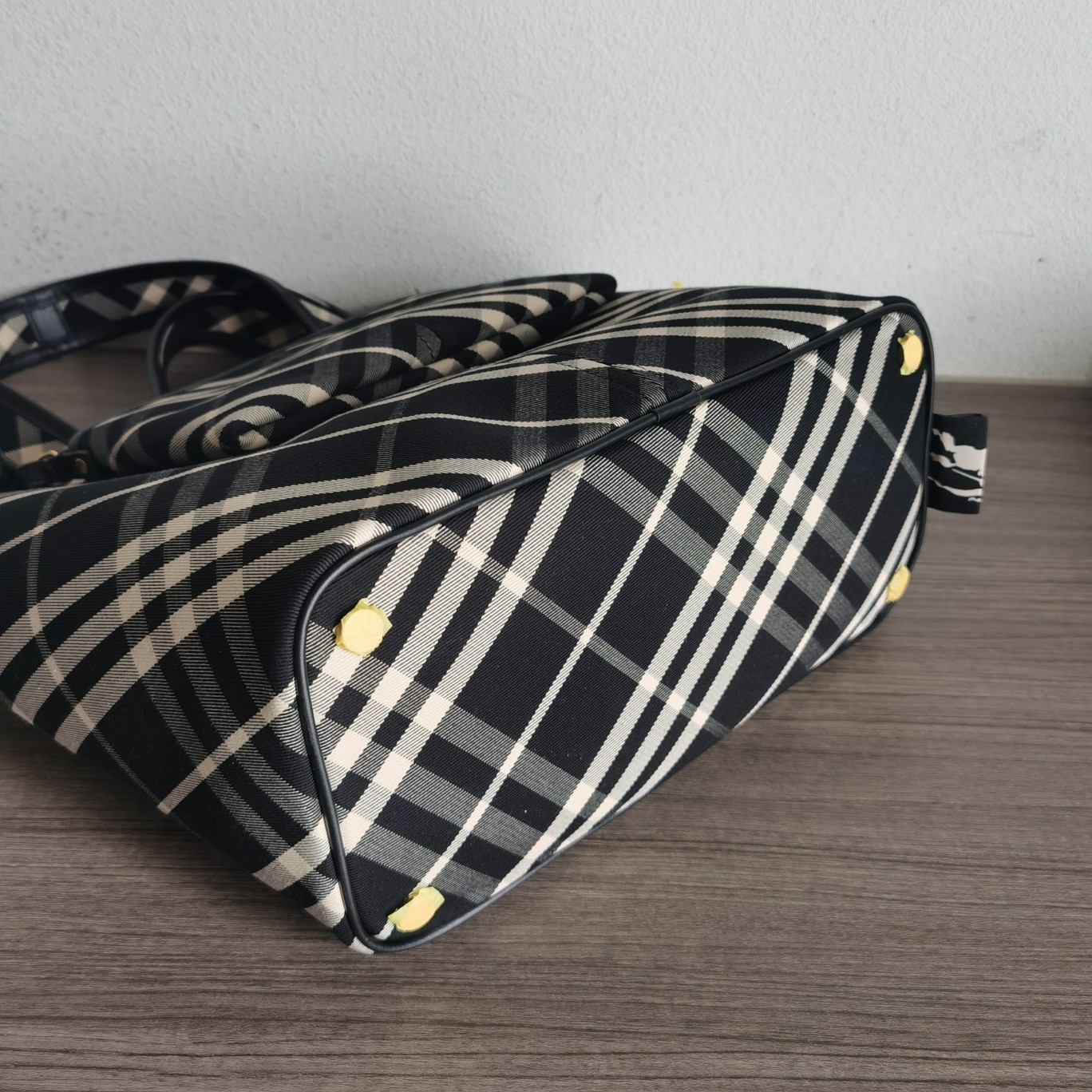 burberry カバンスーパーコピー 柔軟 カジュアル ハンドバッグ 本革 レザー 縞 ブラック_4
