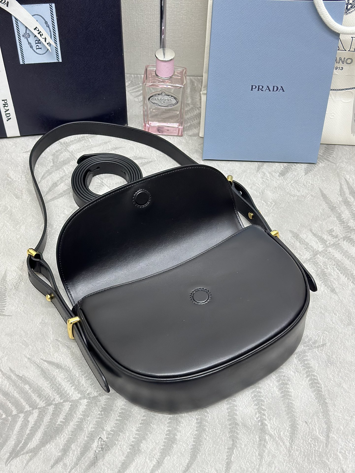 プラダ バッグ ウィレディ偽物 1BD365 レザー 本革 斜め掛けバッグ 上質品 ブラック_5