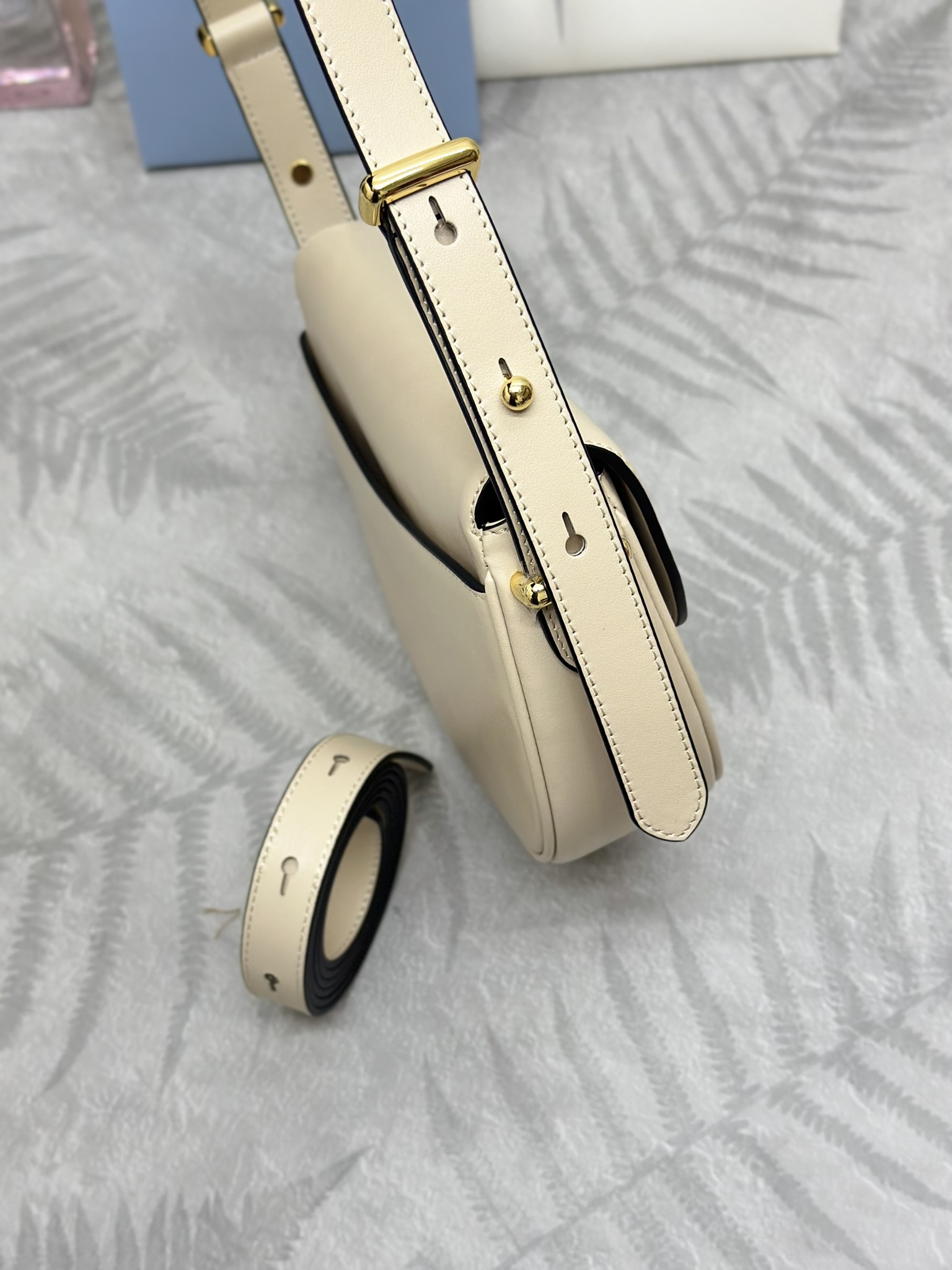 プラダ バッグ エナメルコピー 1BD365 レザー 本革 斜め掛けバッグ 上質品 杏色_4