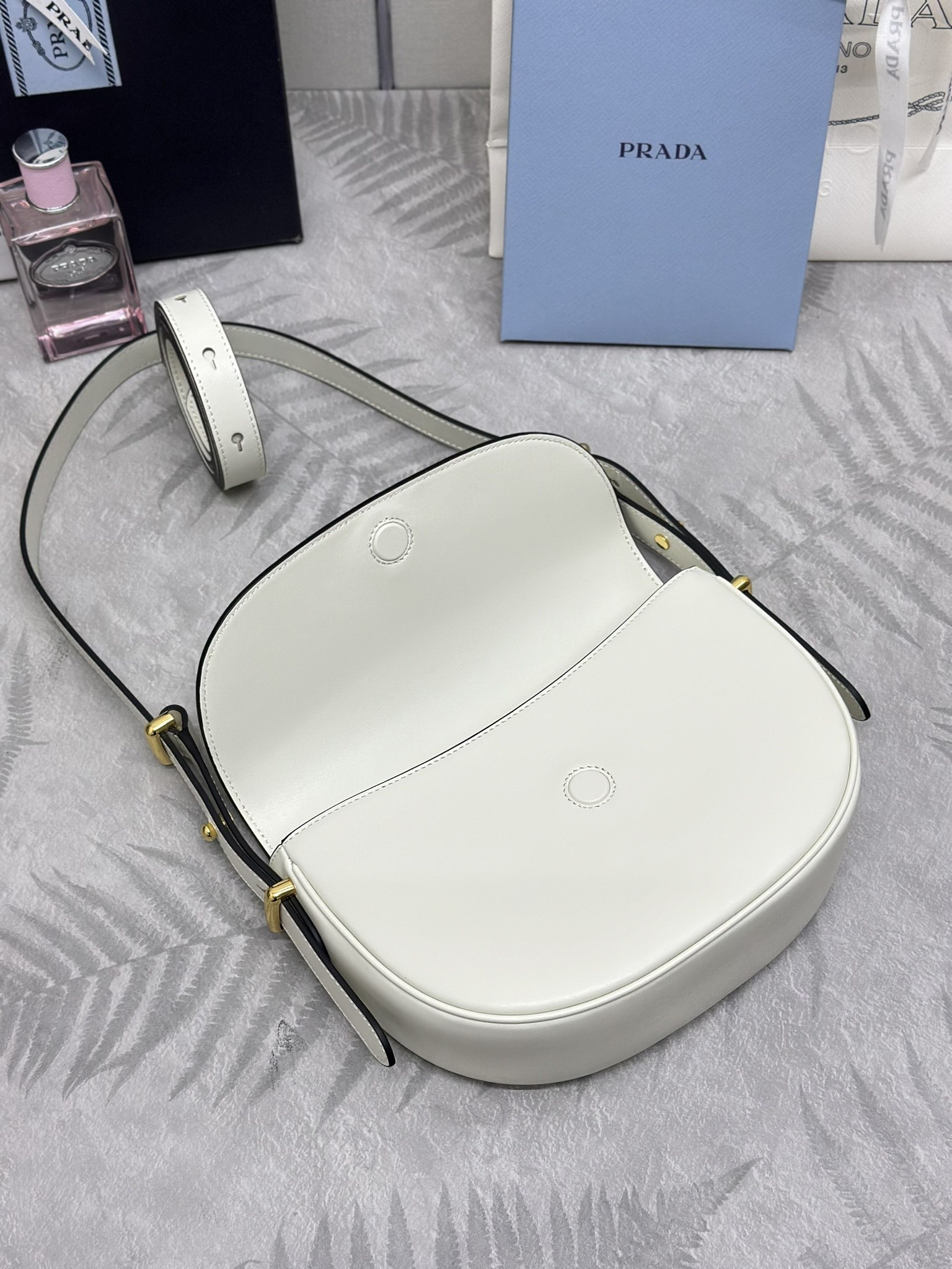 プラダ バッグ スエードスーパーコピー 1BD365 レザー 本革 斜め掛けバッグ 上質品 ホワイト_5