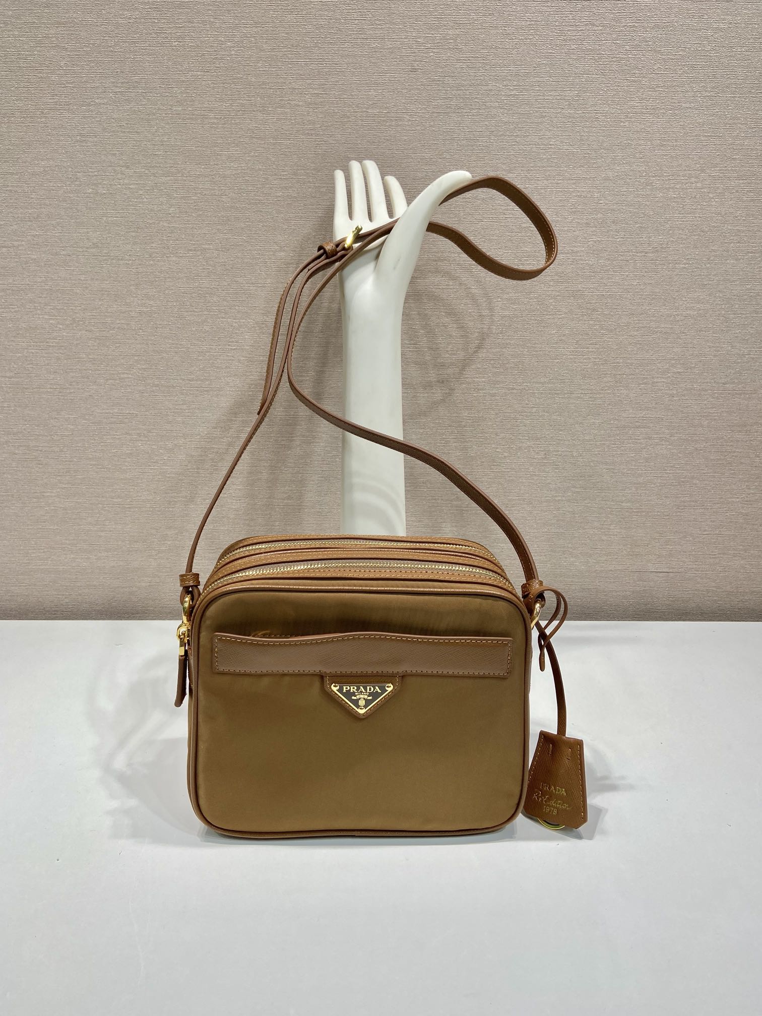 プラダ エナメルＮ級品 1BH218 ナイロン 人気新作 斜め掛けバッグ ブラウン_1