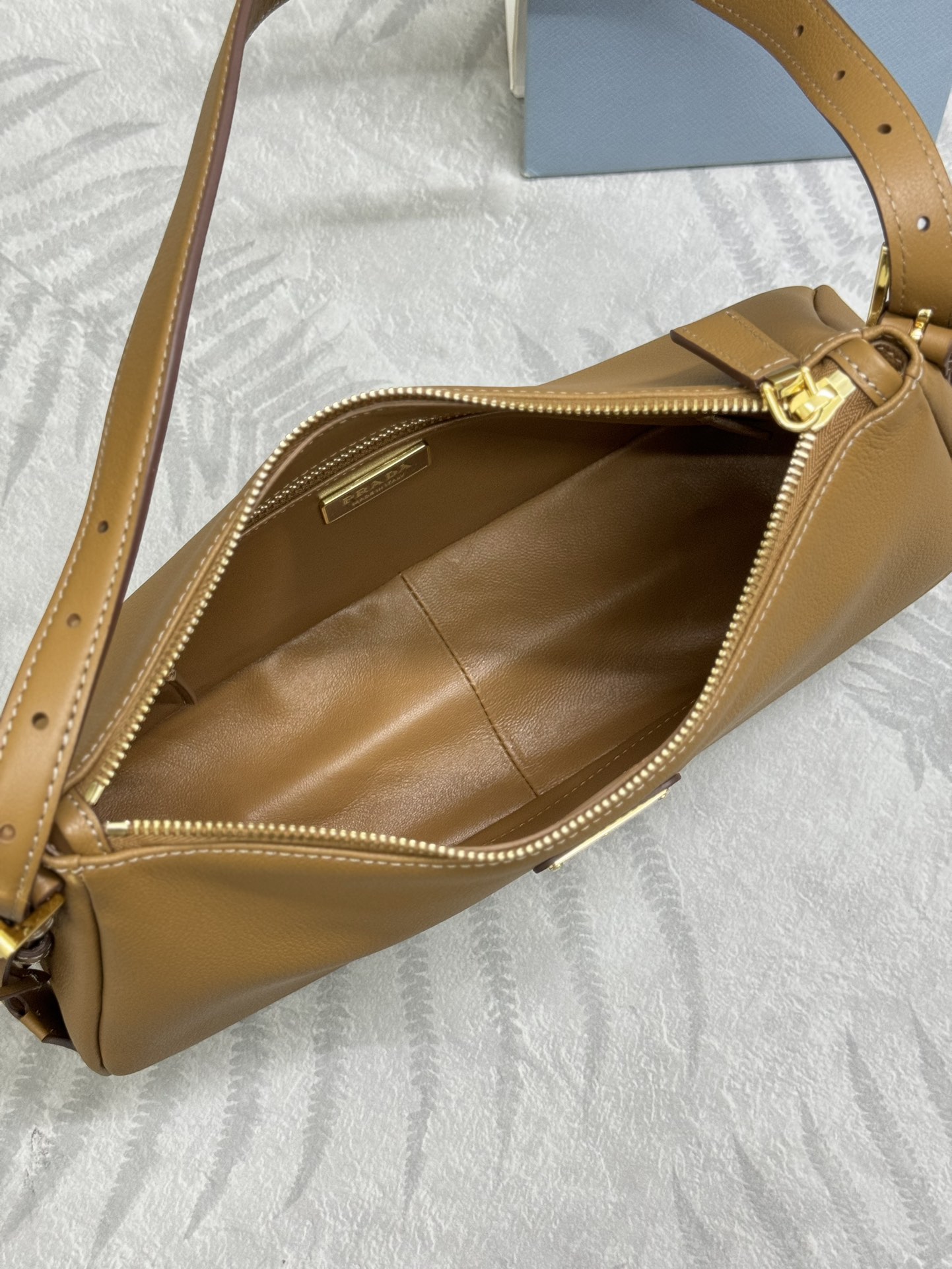 プラダバッグ お手入れスーパーコピー 1BC229 軽量 ハンドバッグ 牛革 レザー Hoboバッグ ブラウン_9