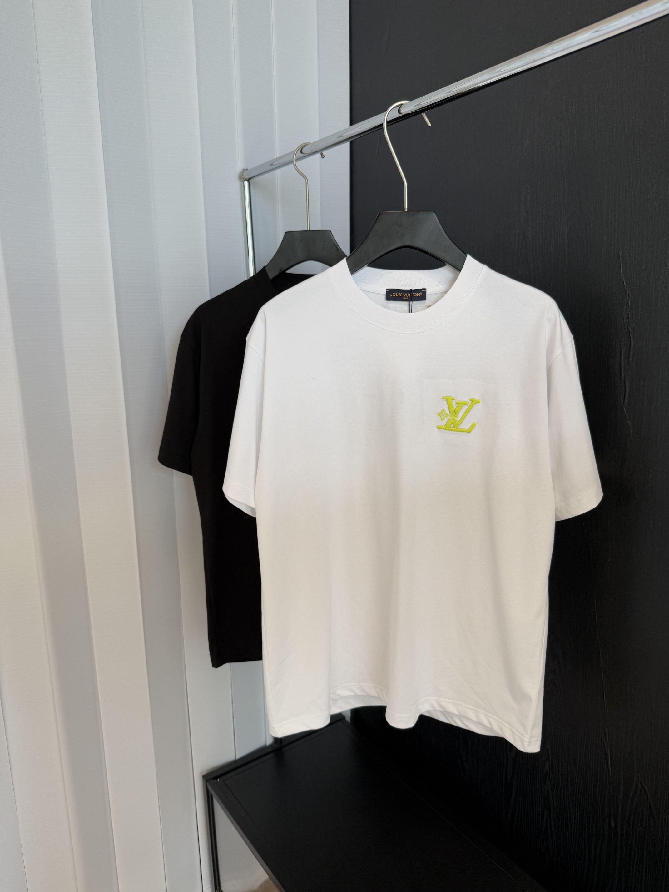 上質品 ルイヴィトンtシャツヤフオク偽物 柔軟 純綿 トップス 短袖 ロゴ刺繍 ホワイト_1