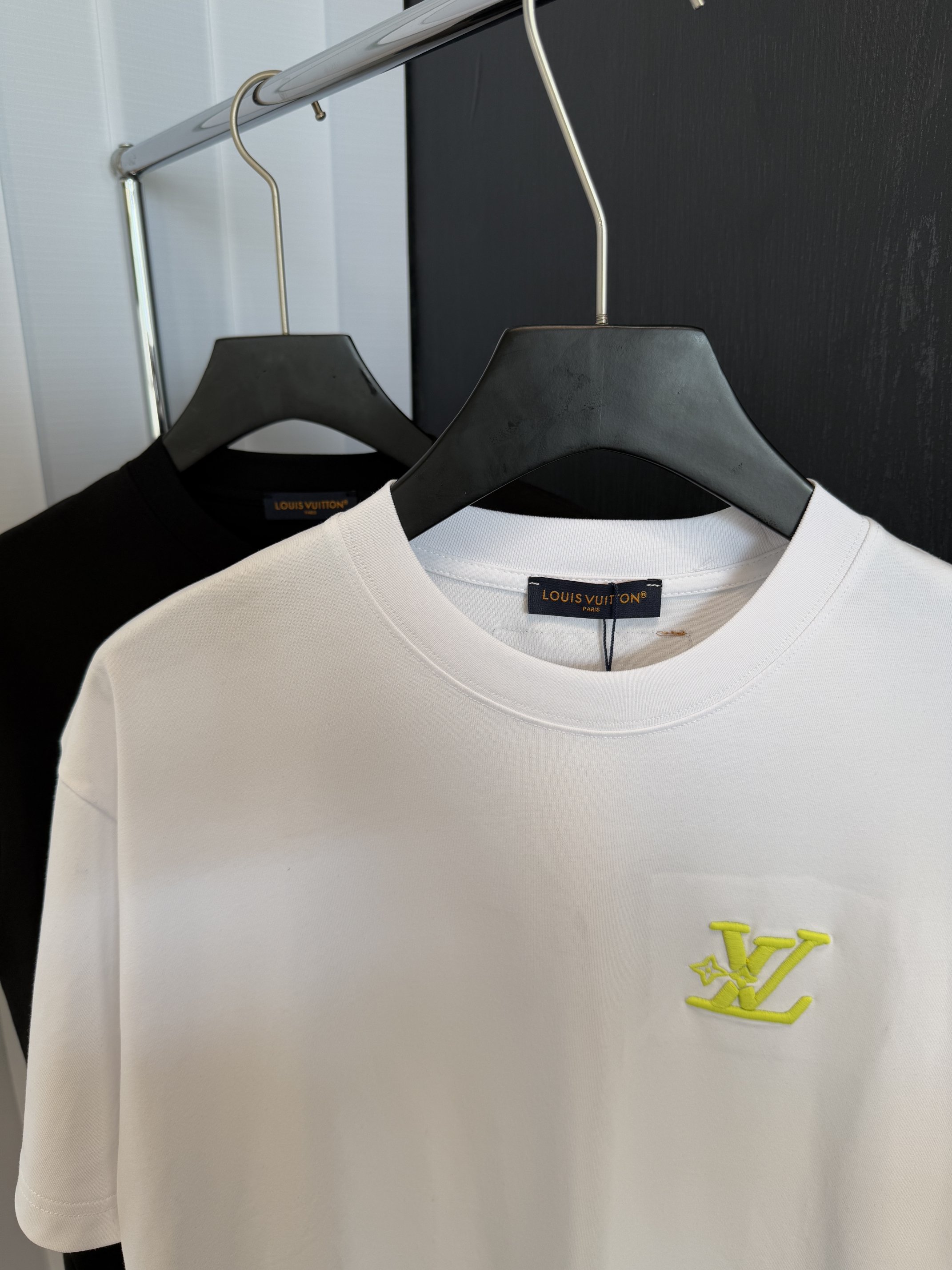 上質品 ルイヴィトンtシャツヤフオク偽物 柔軟 純綿 トップス 短袖 ロゴ刺繍 ホワイト_3