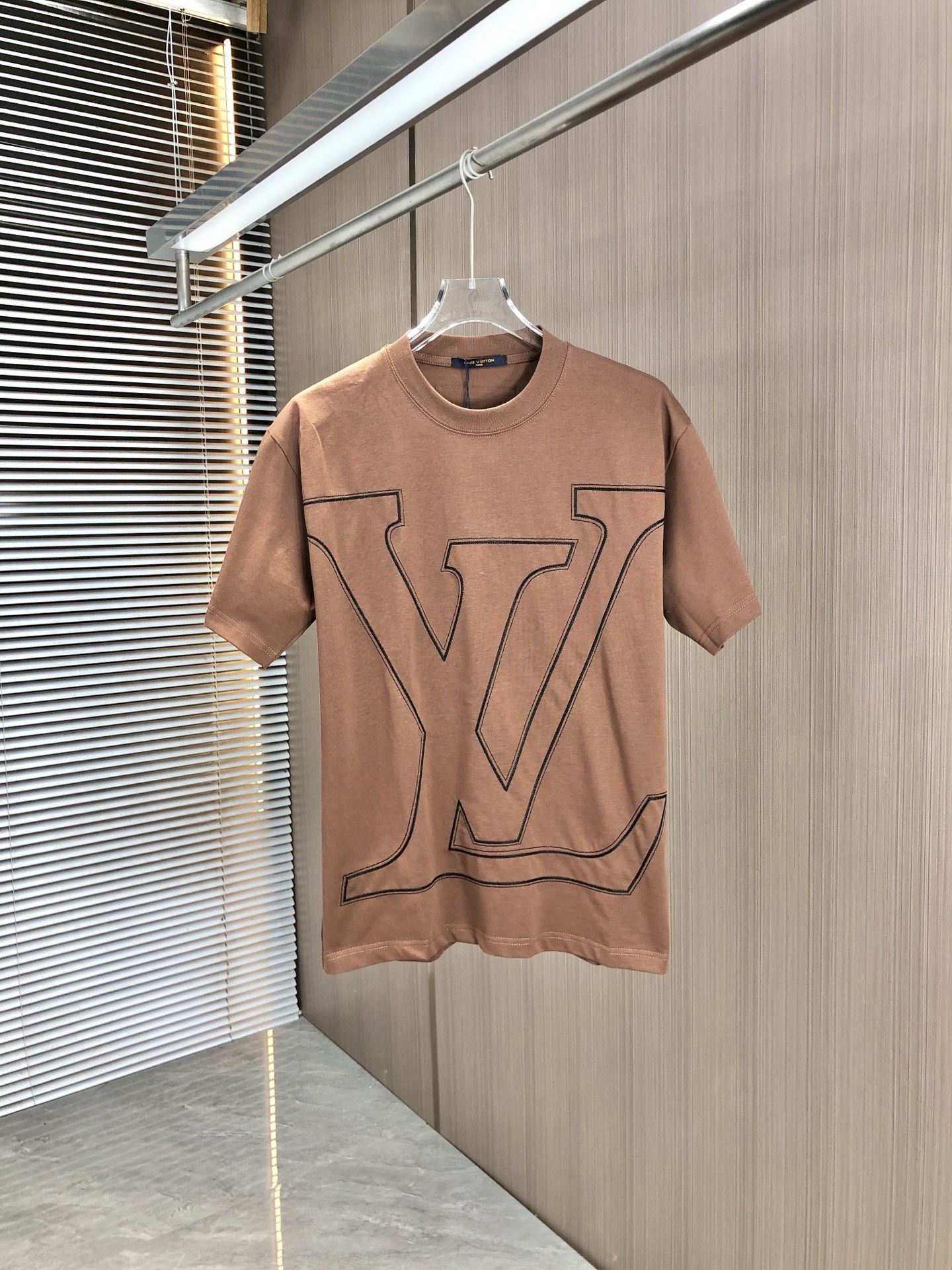 お得品‼ ルイヴィトンtシャツ メンズスーパーコピー 柔軟 純綿 トップス 短袖 ゆったり 男女兼用 ブラウン_1
