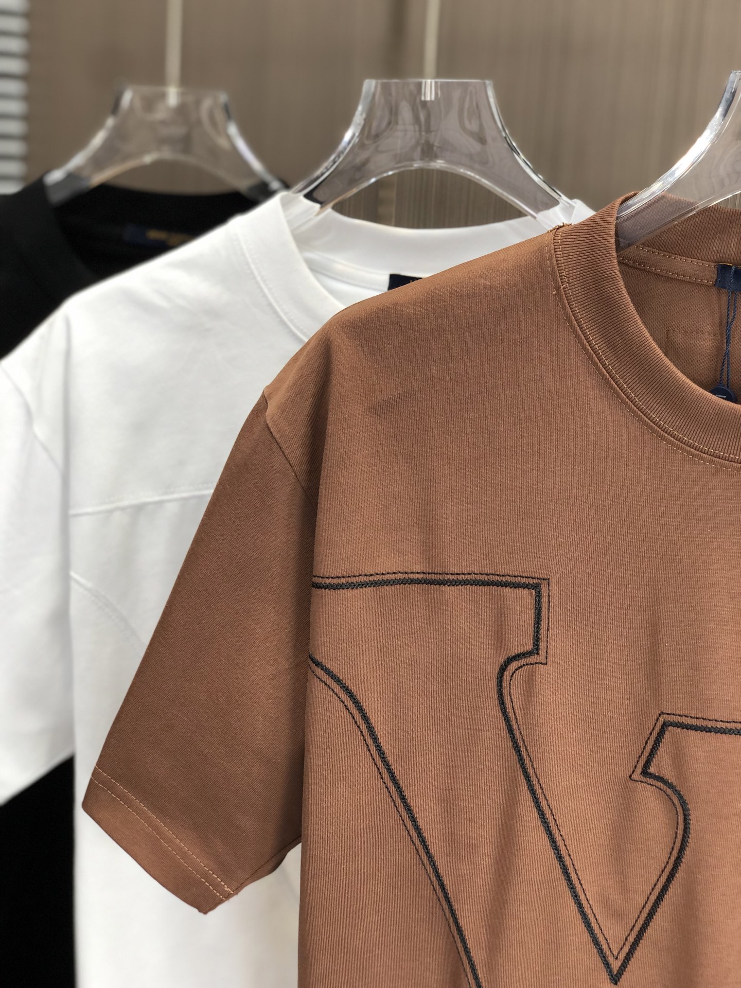 お得品‼ ルイヴィトンtシャツ メンズスーパーコピー 柔軟 純綿 トップス 短袖 ゆったり 男女兼用 ブラウン_3