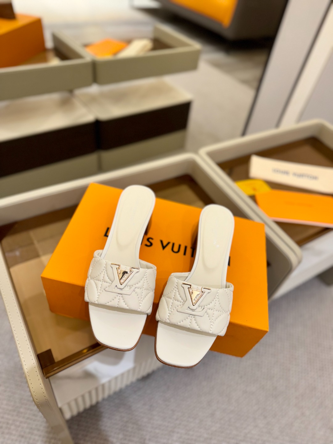 LV ルイヴィトン サンダル コーデコピー スリッパ  レザー 優雅 5.5cmヒール 上質商品 ホワイト_3