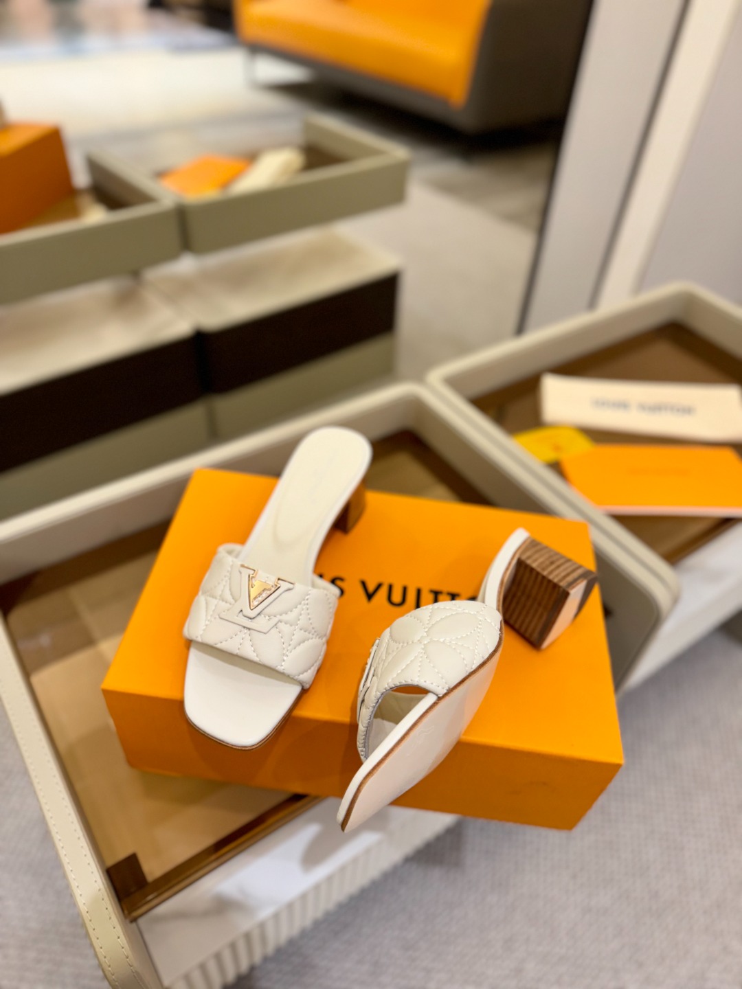 LV ルイヴィトン サンダル コーデコピー スリッパ  レザー 優雅 5.5cmヒール 上質商品 ホワイト_4