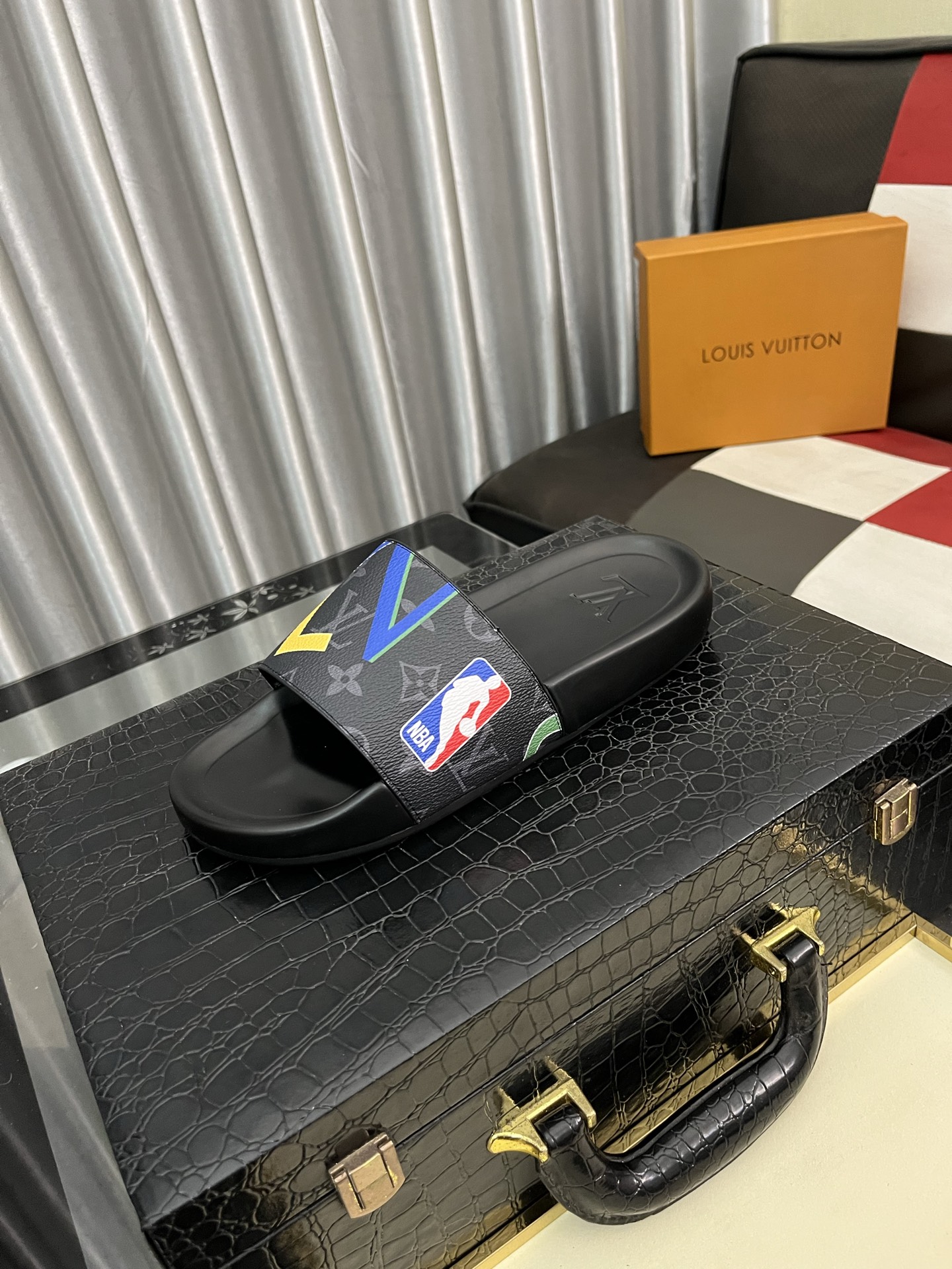 LV ルイヴィトン サンダル 黒スーパーコピー 夏品 スリッパ  カジュアル ゆったり ブラック_2