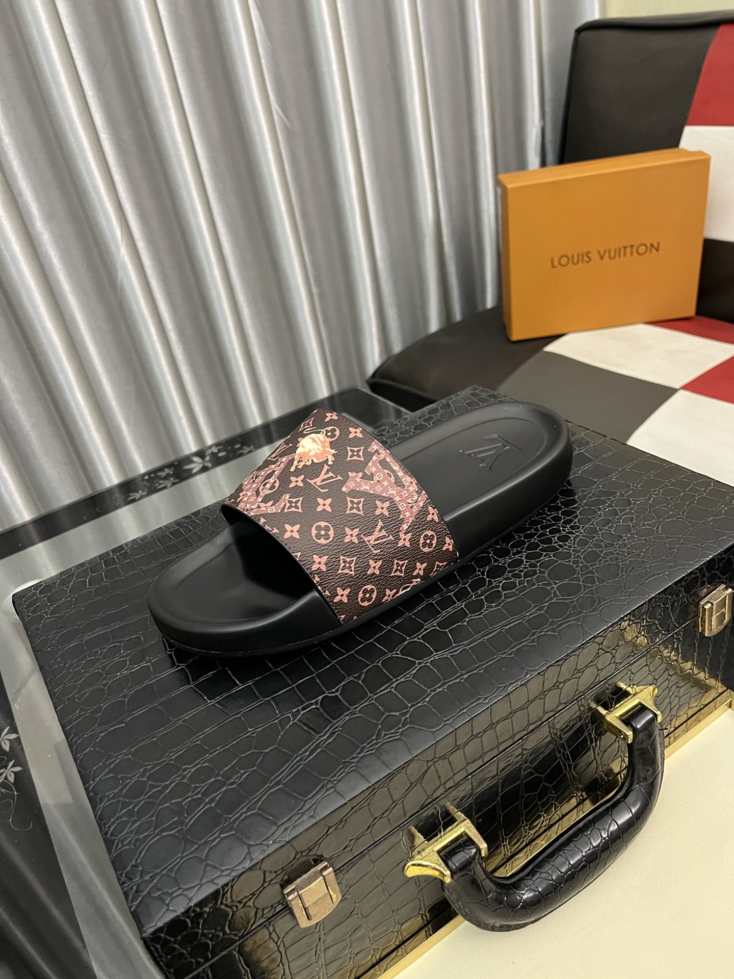 LV セール開催中 ヴィトン サンダル ウィメンズコピー スリッパ  カジュアル ゆったり ブラウン_2