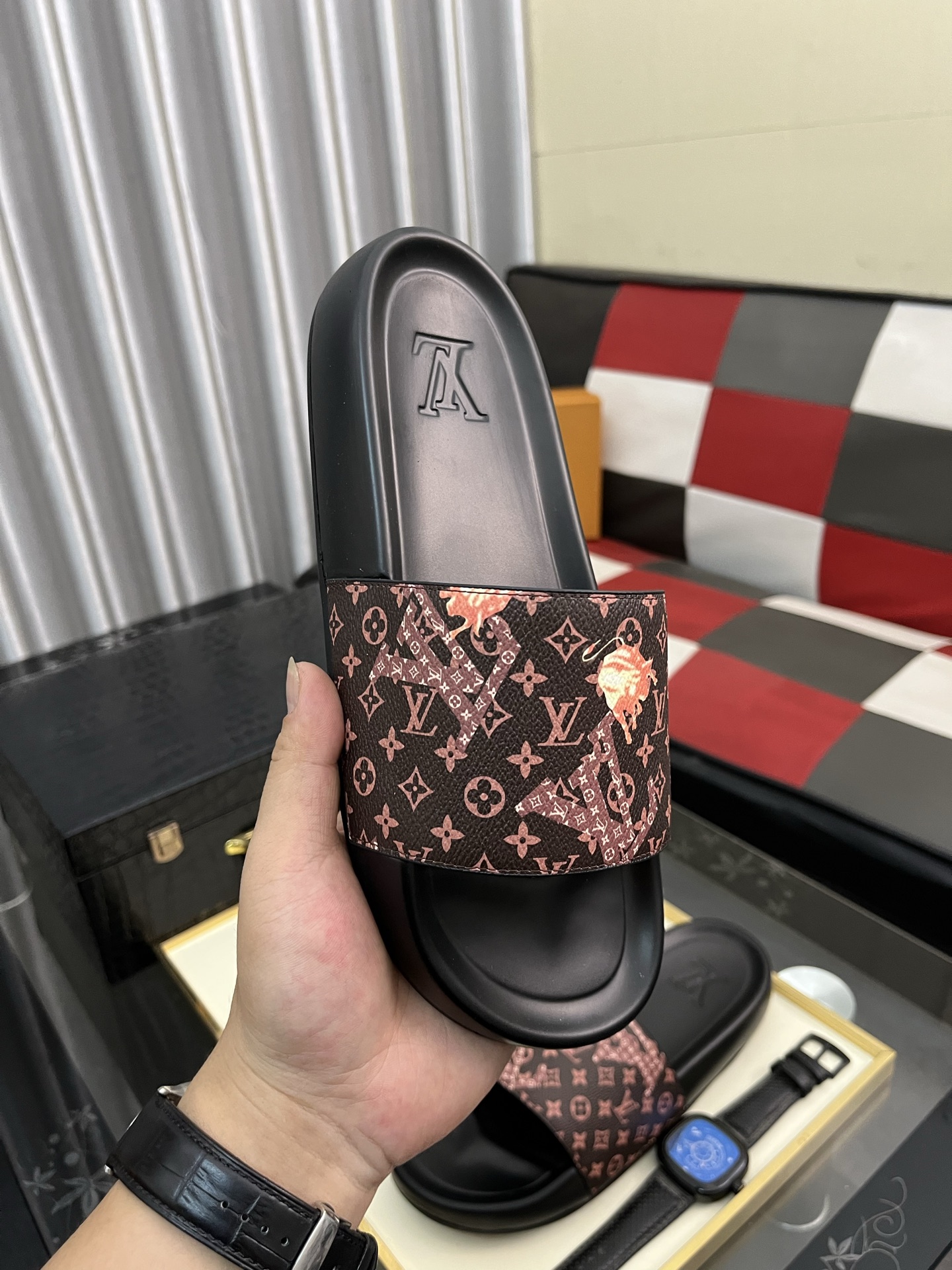 LV セール開催中 ヴィトン サンダル ウィメンズコピー スリッパ  カジュアル ゆったり ブラウン_3