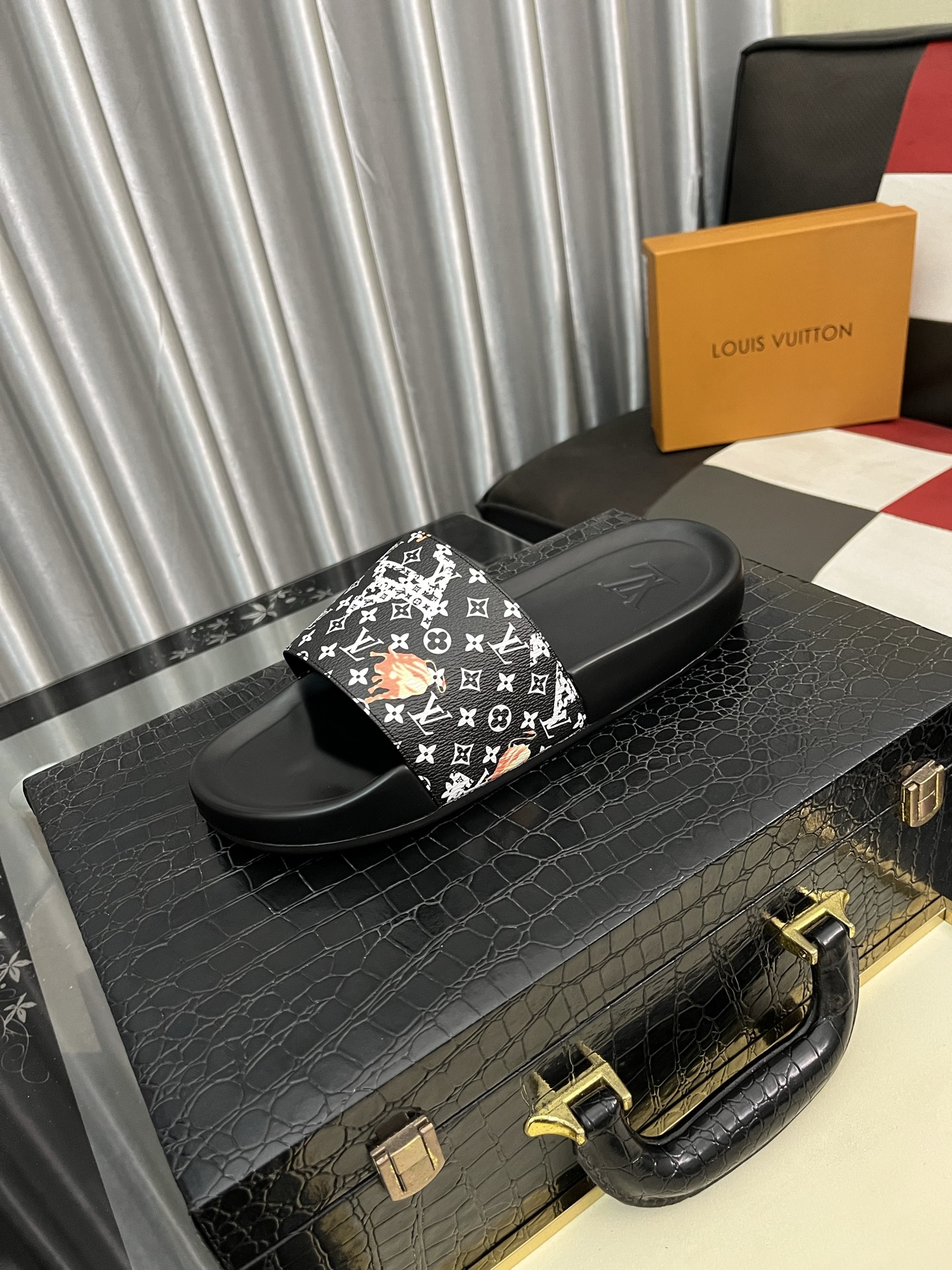 LV セール開催中 ルイヴィトン サンダル スーパーコピー スリッパ  カジュアル ゆったり ブラック_2