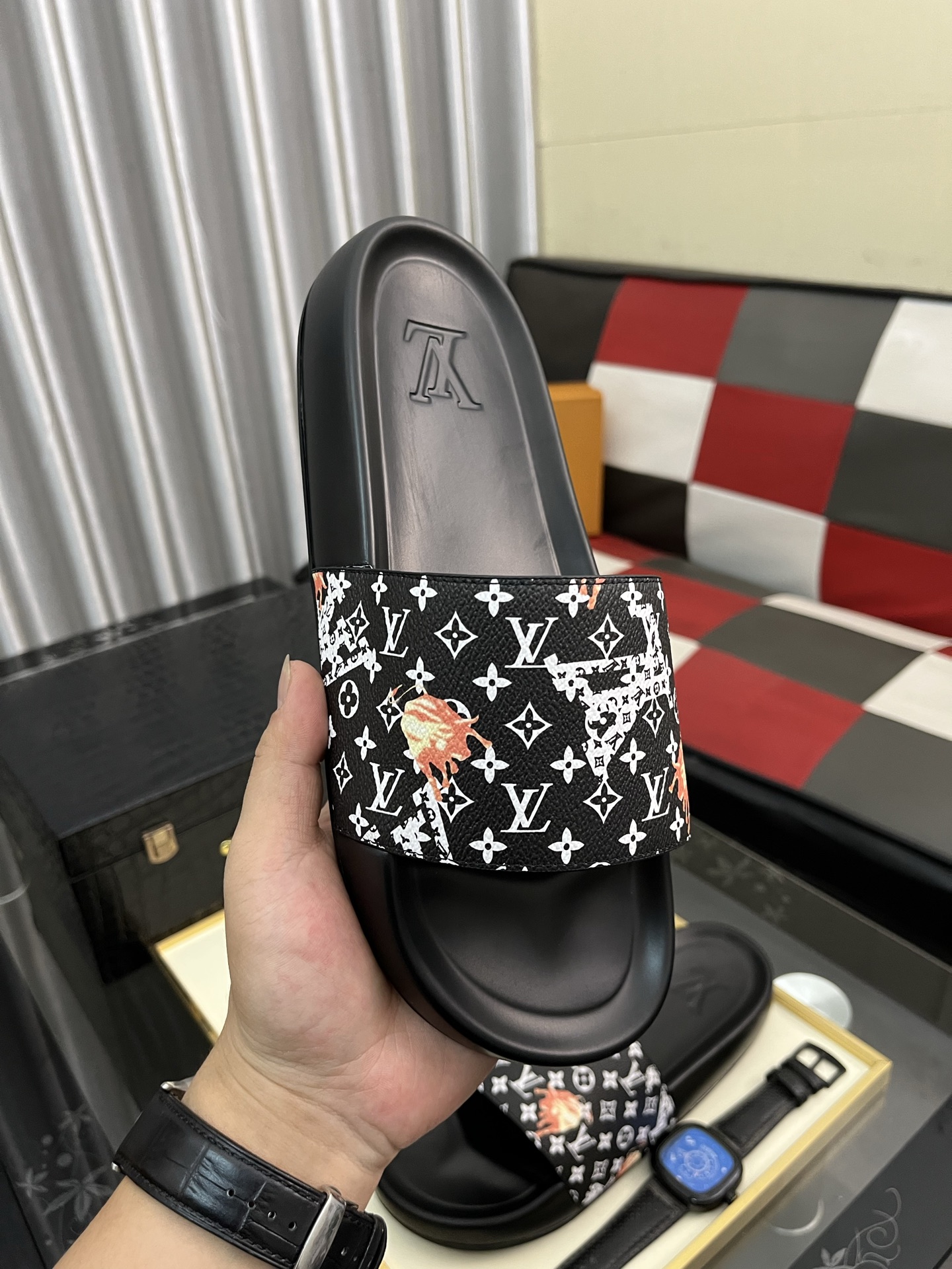 LV セール開催中 ルイヴィトン サンダル スーパーコピー スリッパ  カジュアル ゆったり ブラック_3