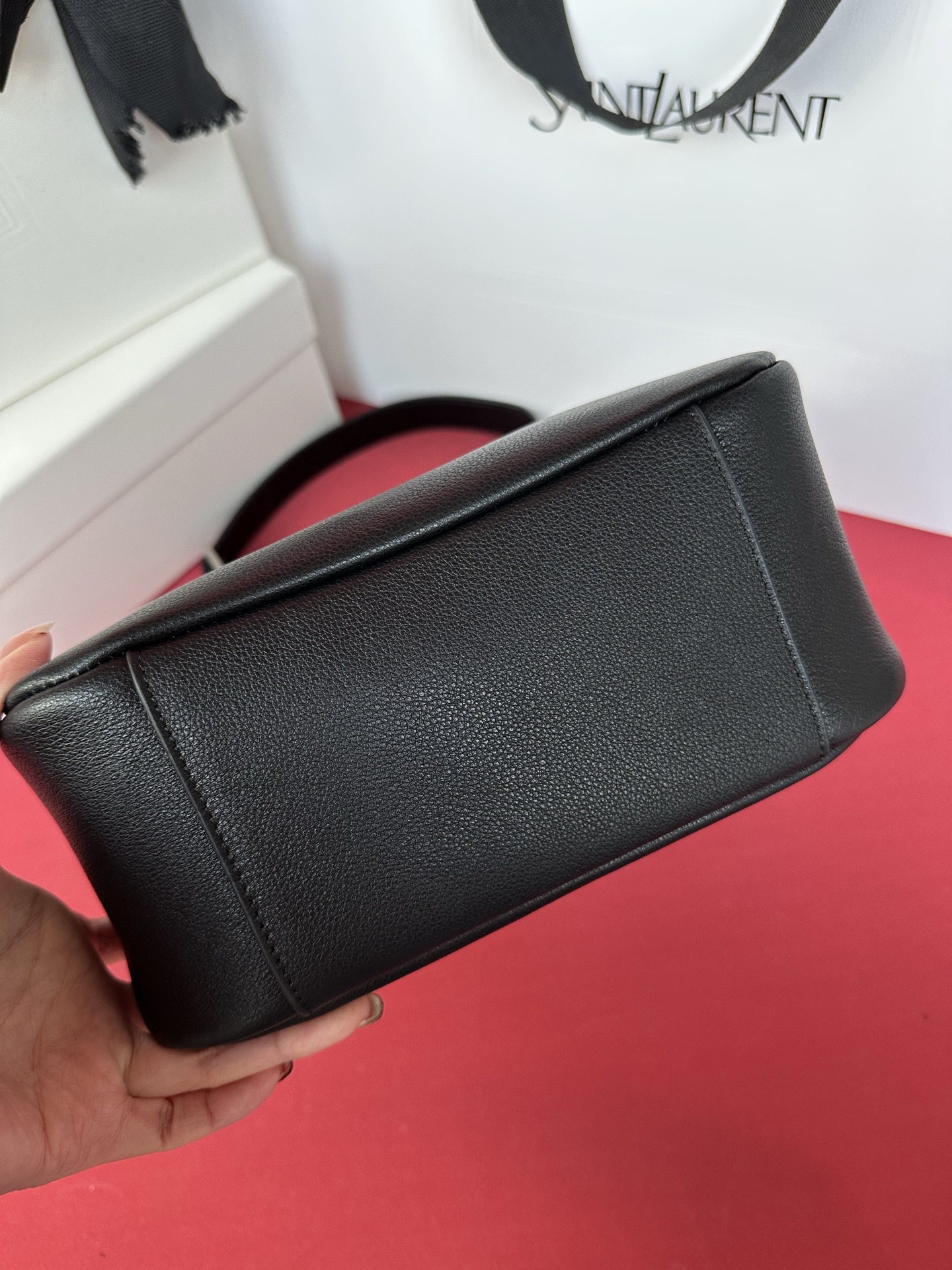 イヴ サン ローラン トート バッグコピー 優雅レディ 牛革 レザー ハンドバッグ 713938 ブラック_3