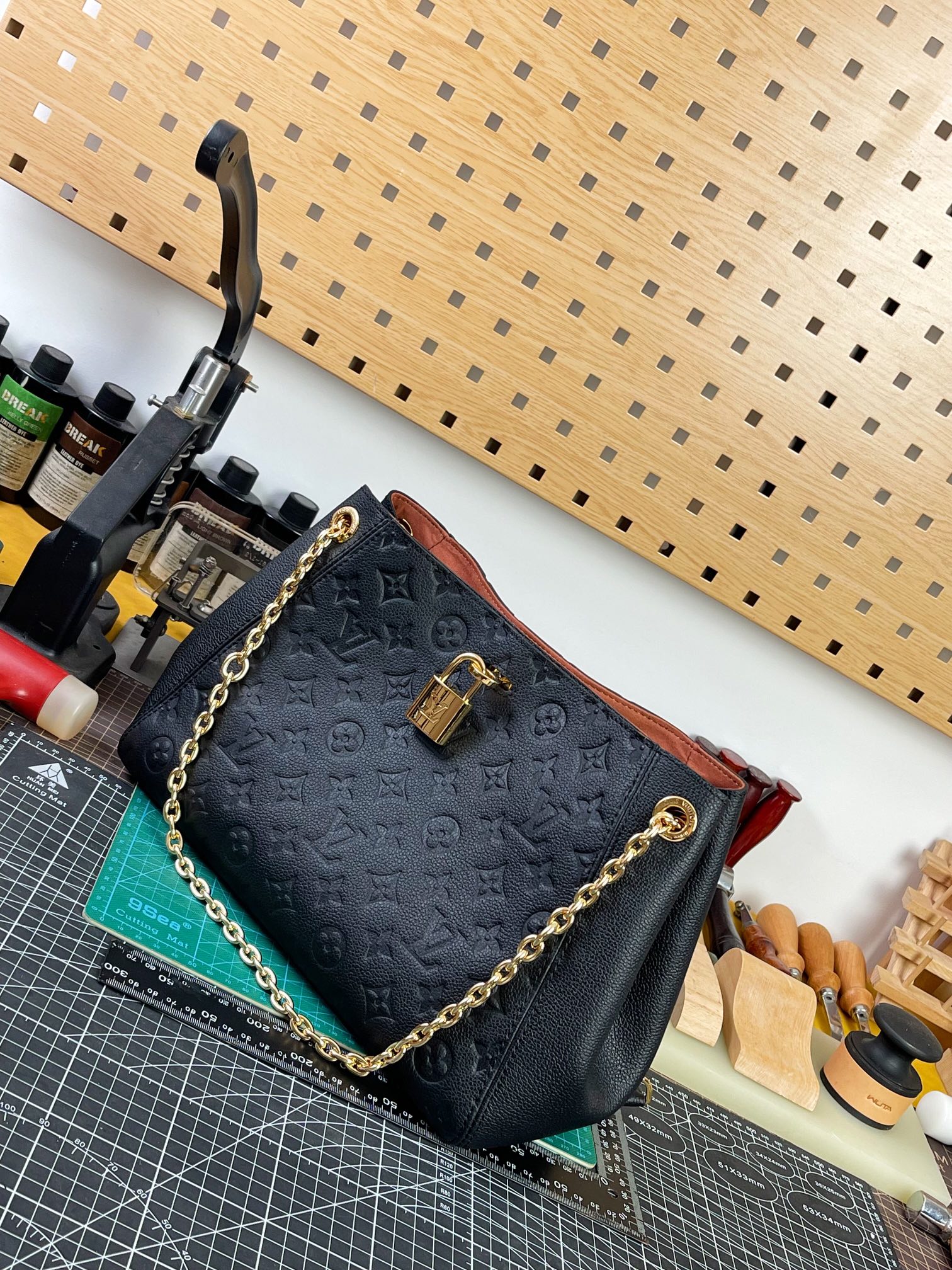 お買い得なヴィトン バッグ 色移りコピー 牛革 斜め掛けバッグ レザー 柔軟 ブラック_1