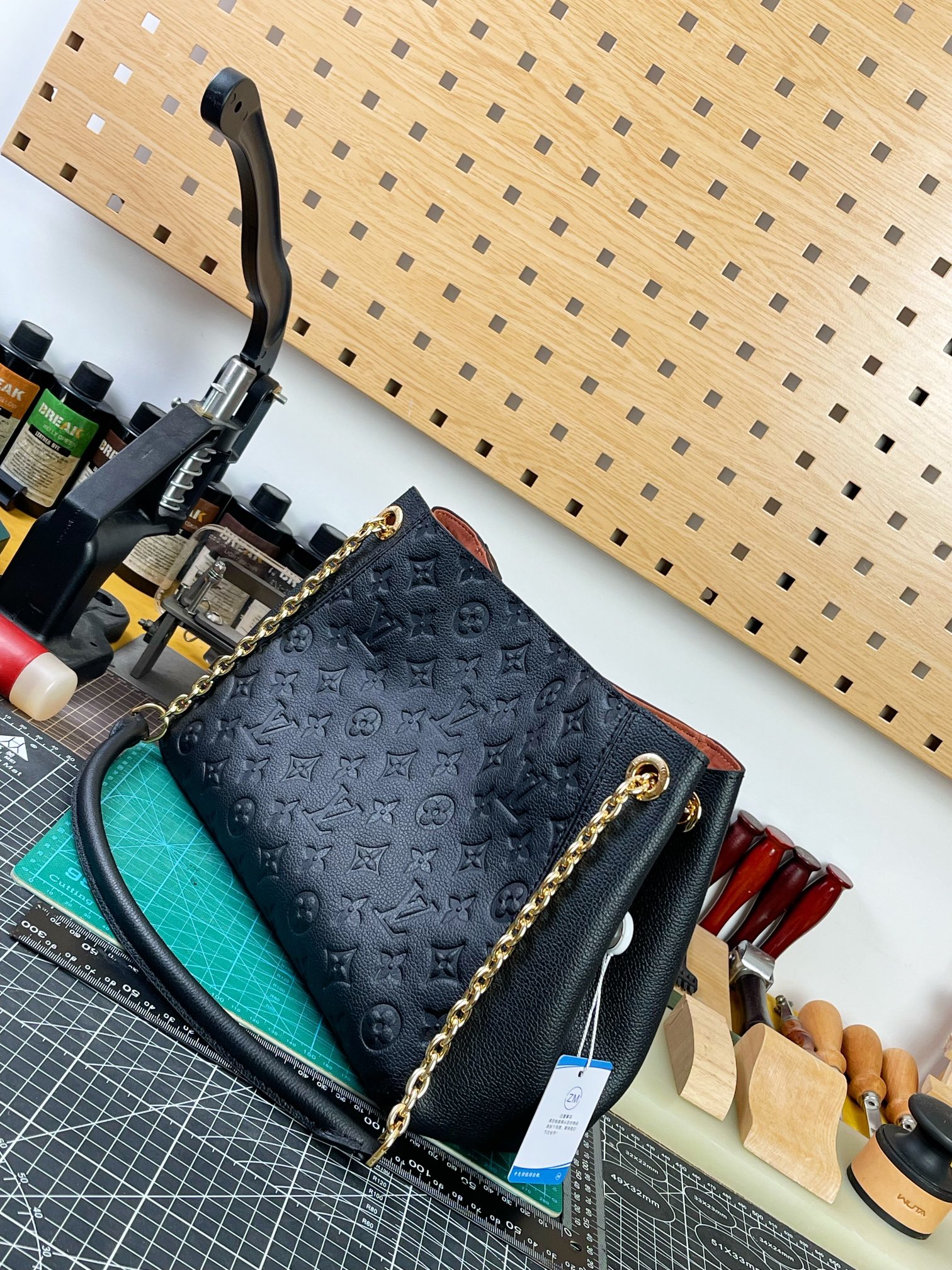 お買い得なヴィトン バッグ 色移りコピー 牛革 斜め掛けバッグ レザー 柔軟 ブラック_2