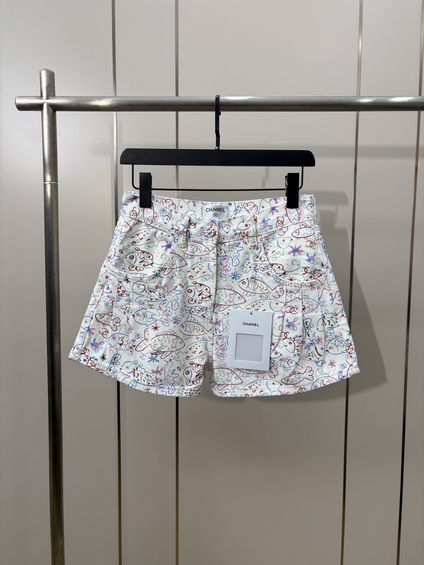 シャネル パンツスーパーコピー シンプル デニム素材 プリント 花柄 ショットパンツ ホワイト_1