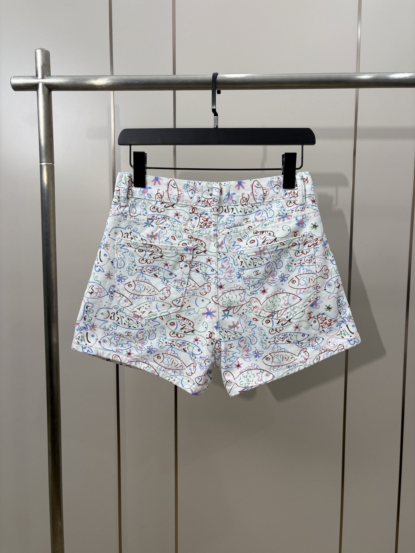 シャネル パンツスーパーコピー シンプル デニム素材 プリント 花柄 ショットパンツ ホワイト_2