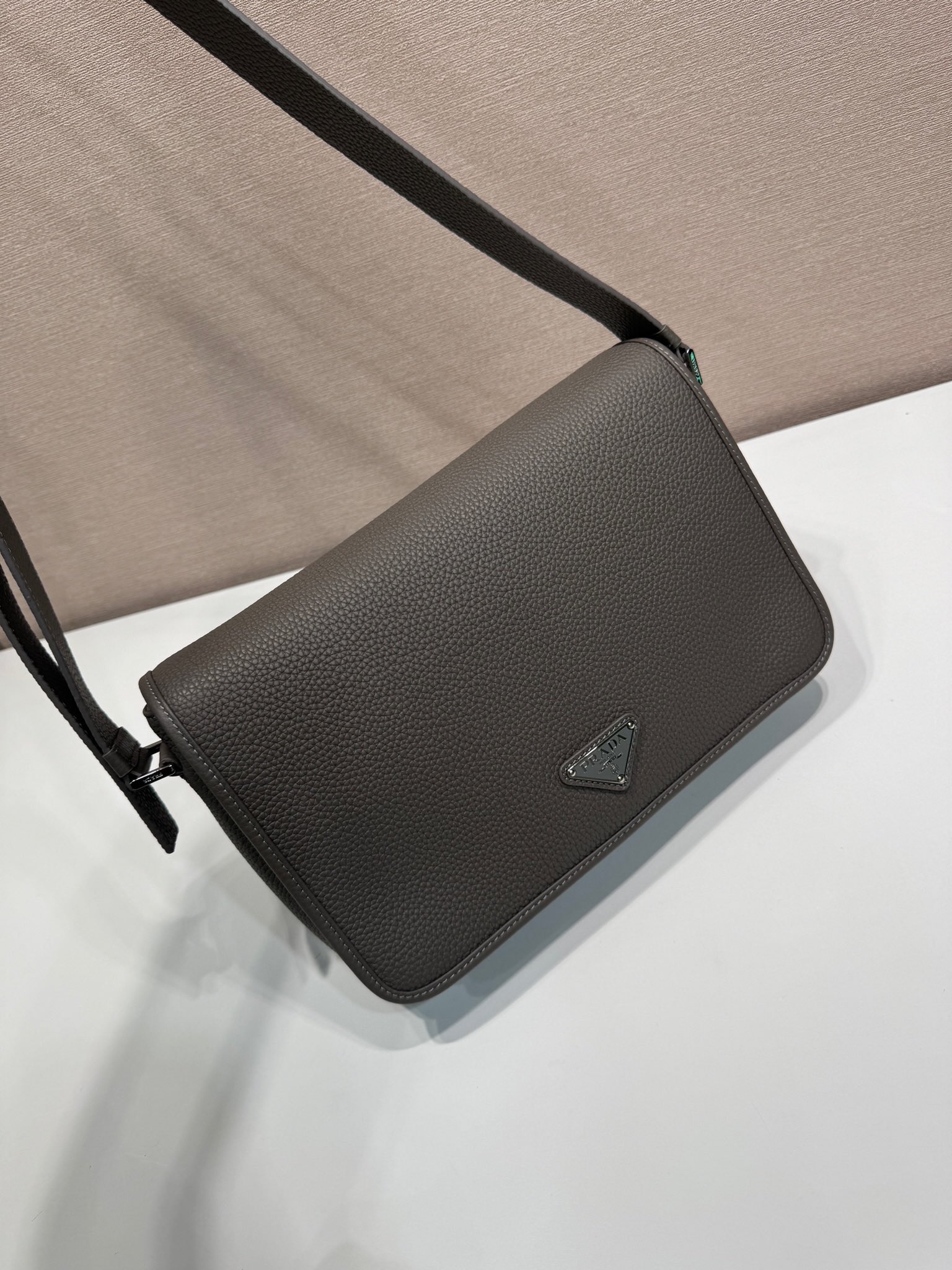 最新到着‼プラダバッグ カビ取り偽物 2VD075 斜め掛けバッグ 本革 レザー 調整可 グレー_7