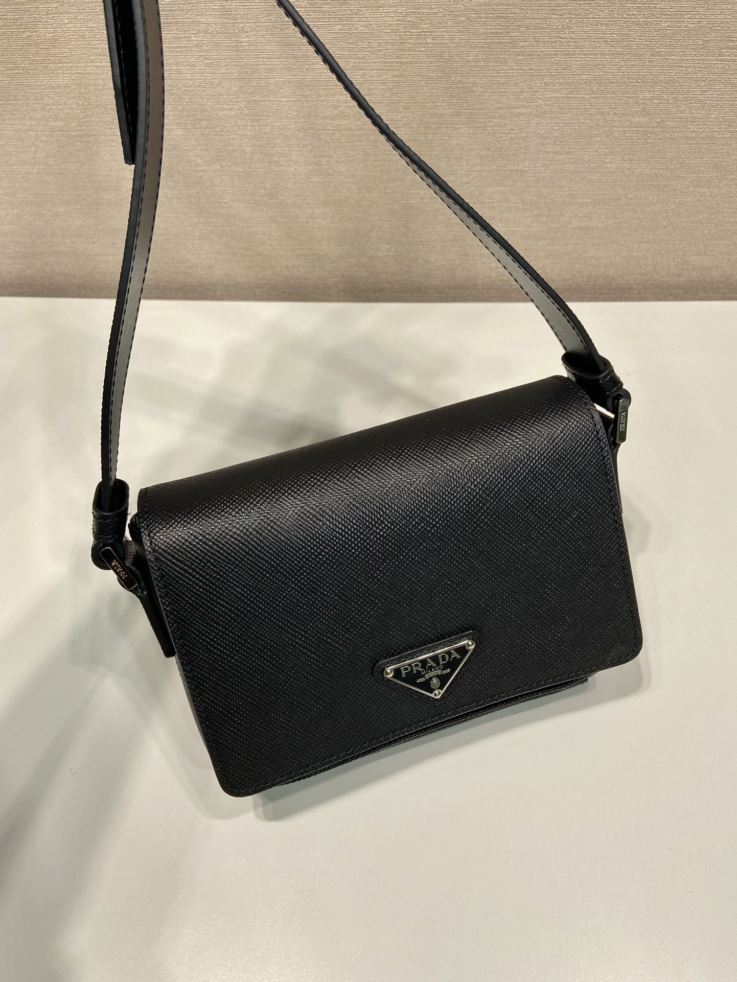 びっくりした価格 プラダバッグ 肩掛けコピー 2VD065 斜め掛けバッグ 本革 レザー 調整可 ブラック_2