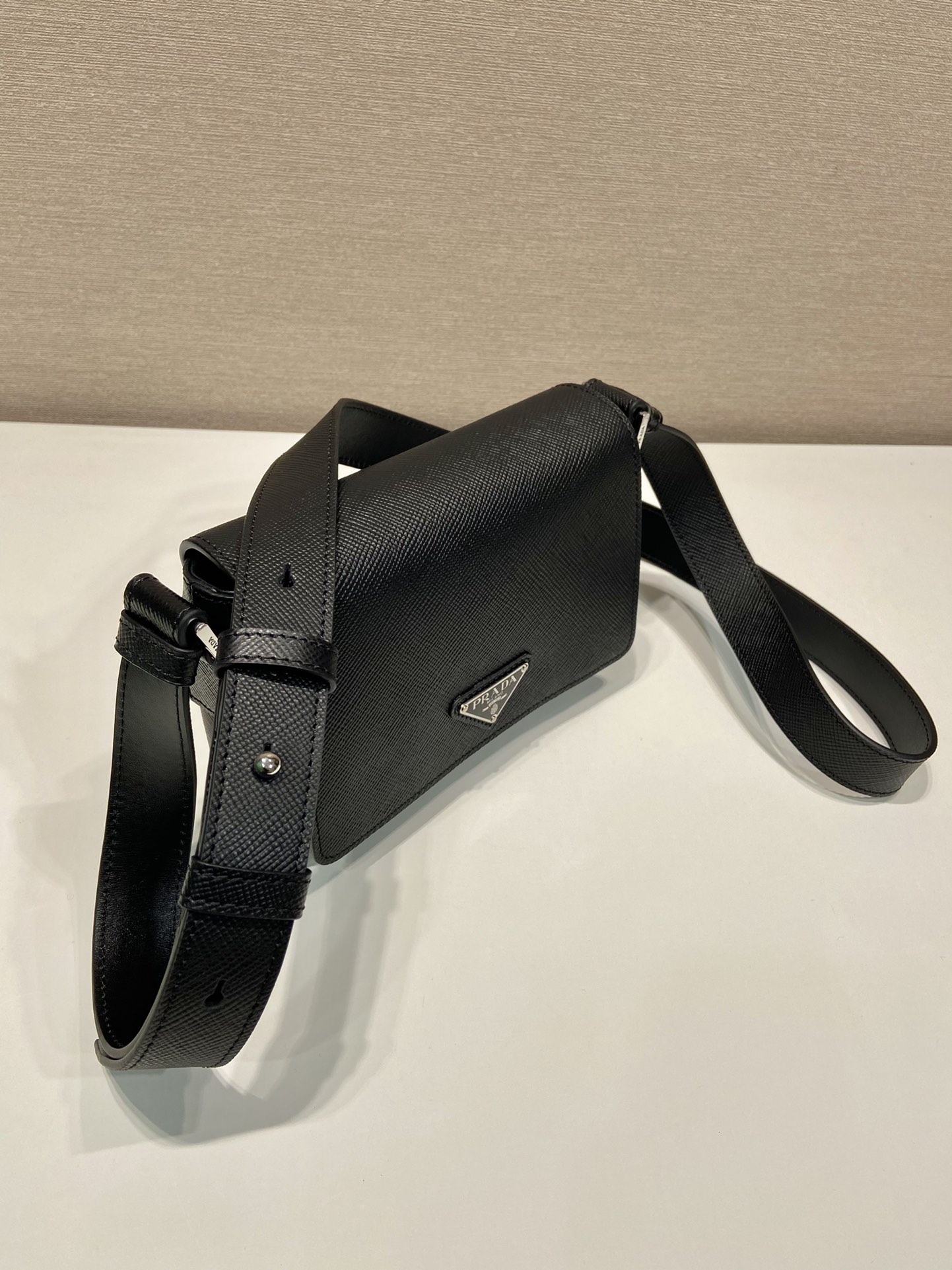 びっくりした価格 プラダバッグ 肩掛けコピー 2VD065 斜め掛けバッグ 本革 レザー 調整可 ブラック_8