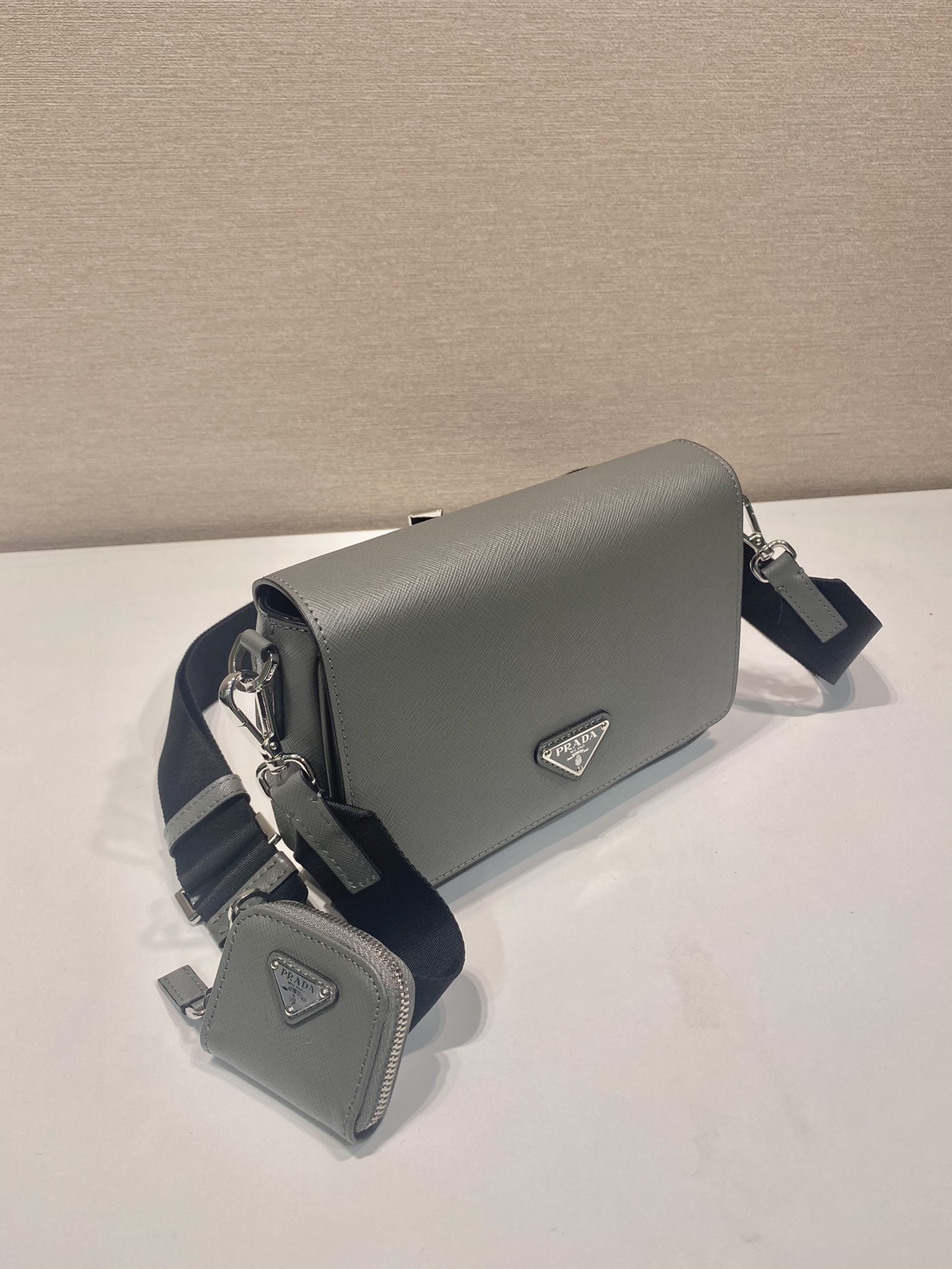 人気流行品 プラダバッグ カジュアルスーパーコピー 2VD059 斜め掛けバッグ 本革 レザー グレー_2