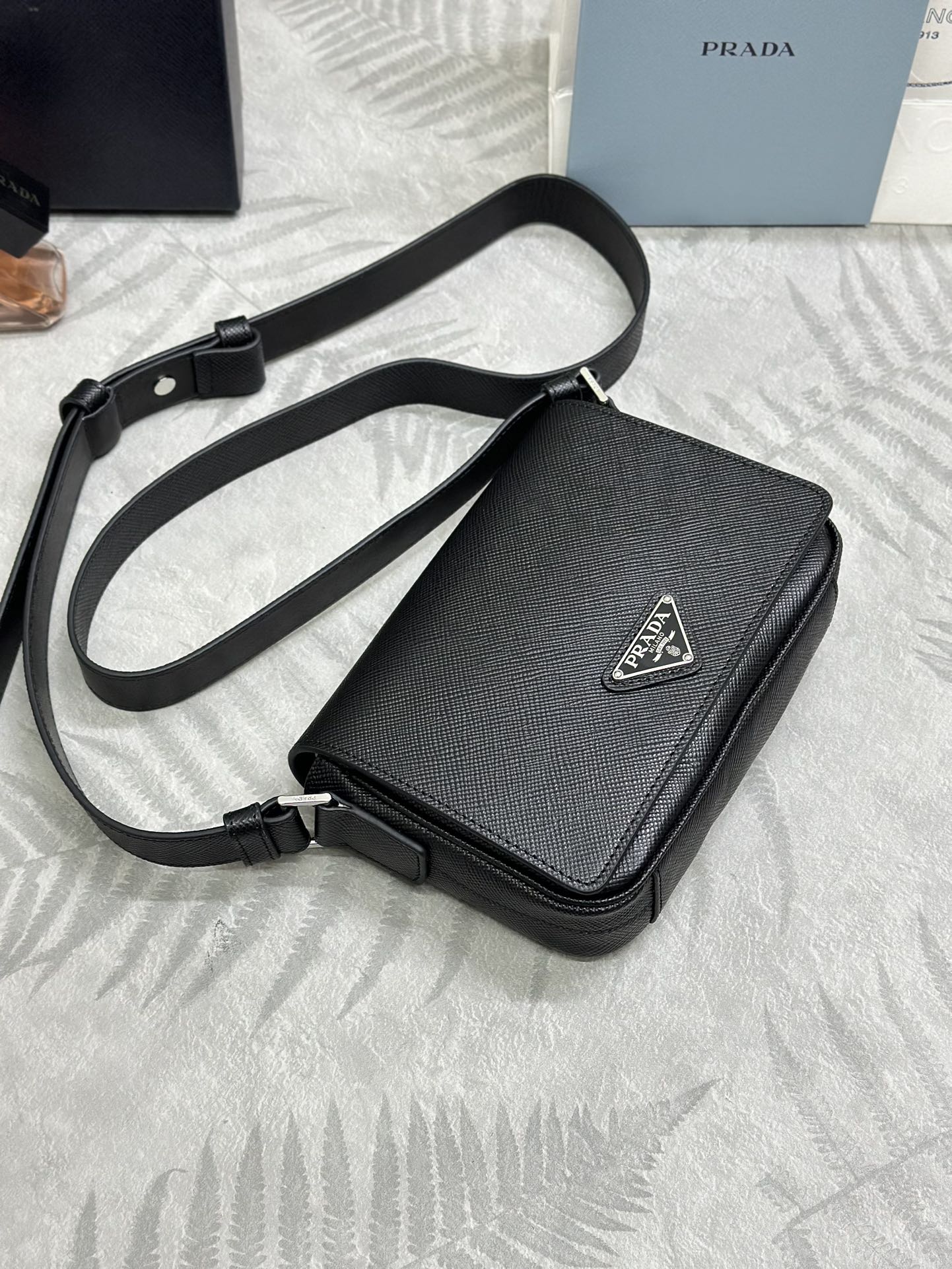爆買いで大得価のプラダ クロシェット バッグＮ級品 本革 レザー 斜め掛けバッグ 2VD065 ブラック_3