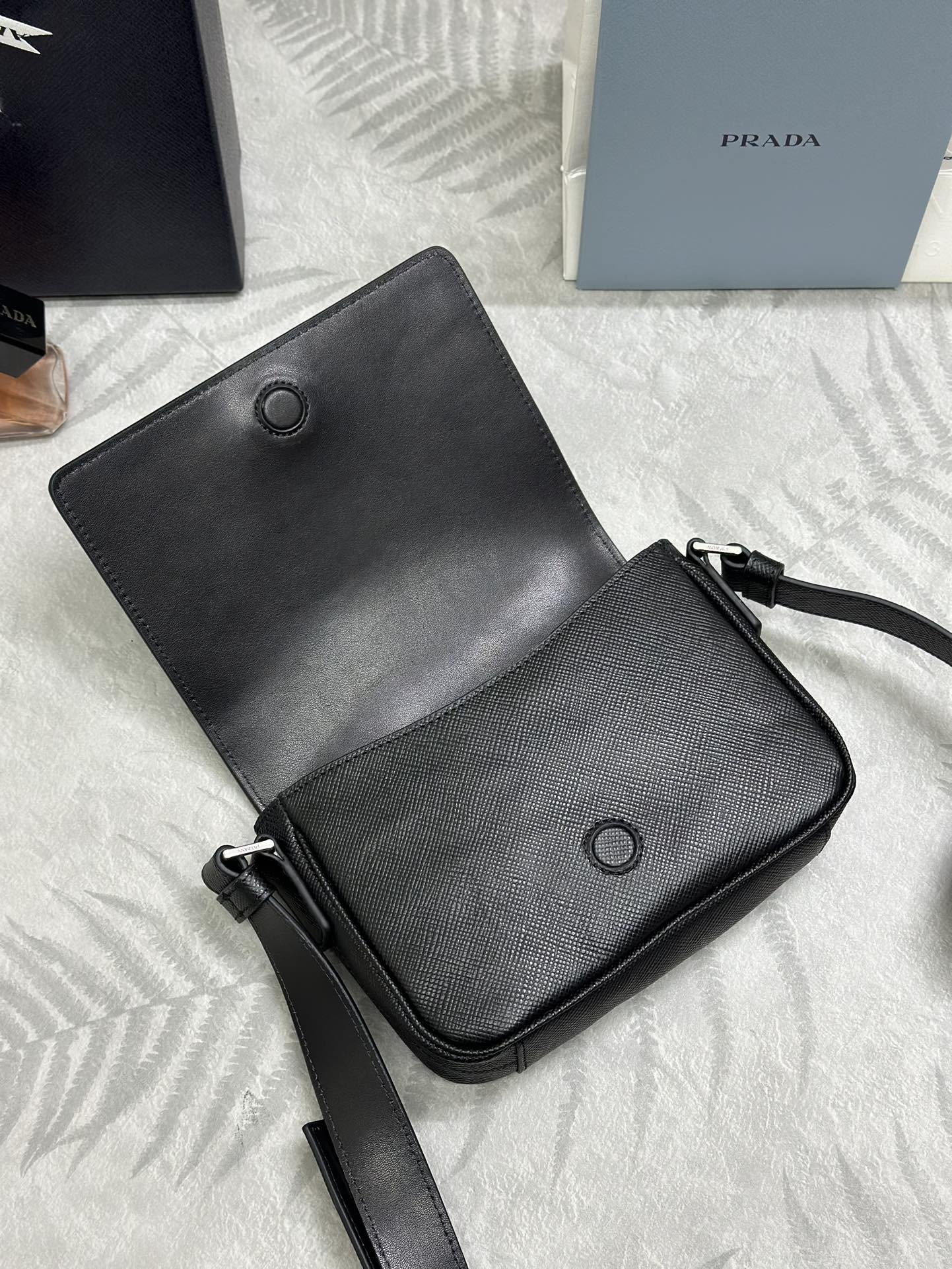 爆買いで大得価のプラダ クロシェット バッグＮ級品 本革 レザー 斜め掛けバッグ 2VD065 ブラック_4