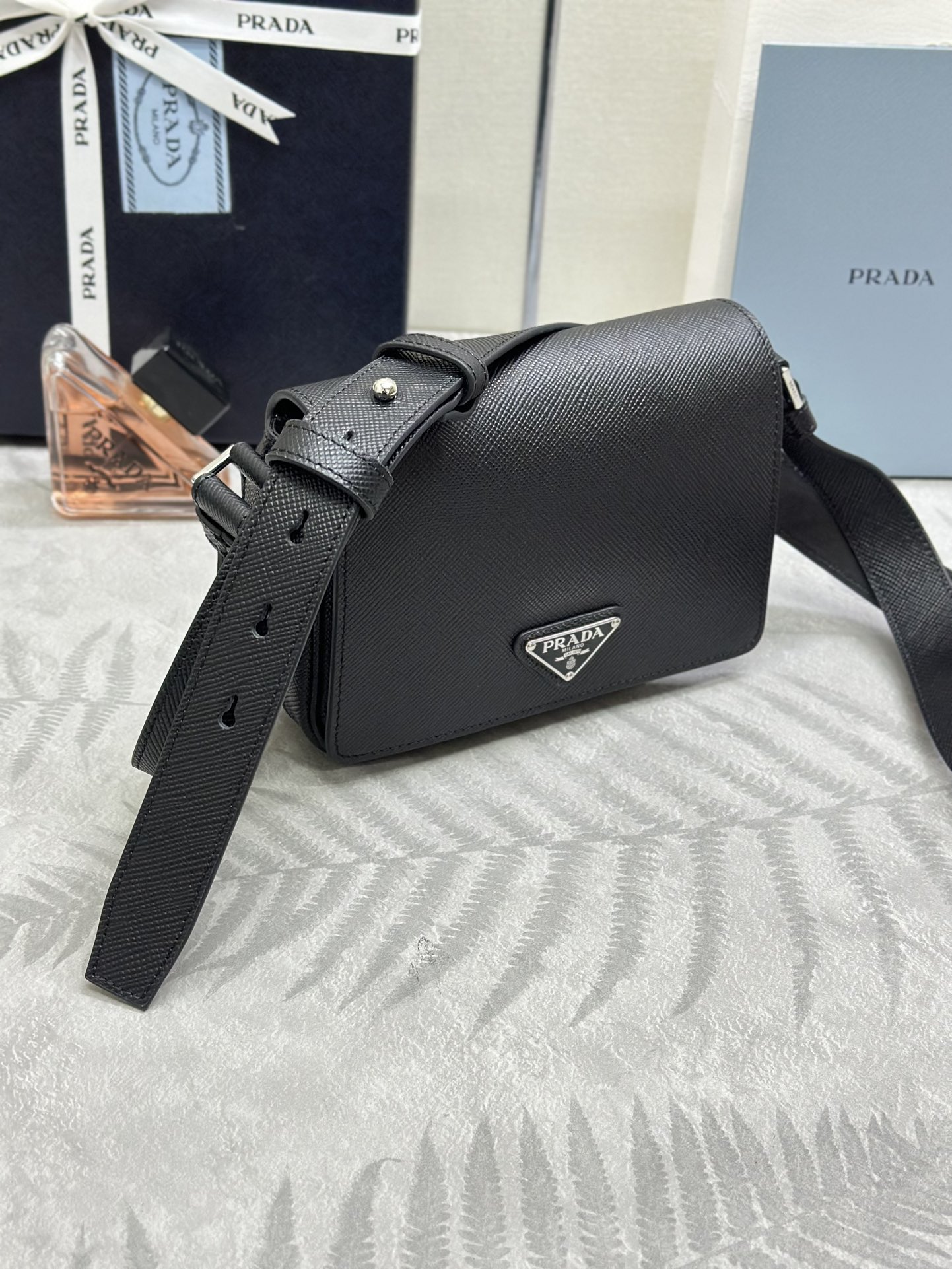 爆買いで大得価のプラダ クロシェット バッグＮ級品 本革 レザー 斜め掛けバッグ 2VD065 ブラック_7