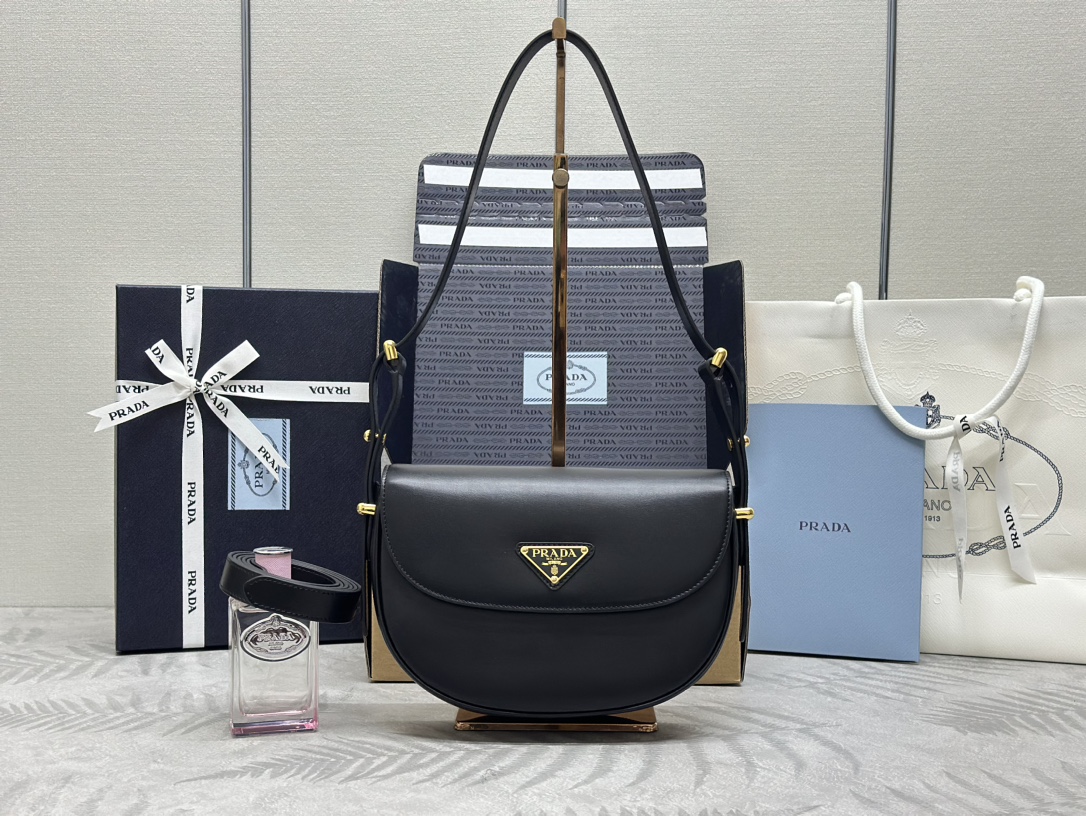 プラダバッグ 修理 直営店スーパーコピー 本革 レザー 斜め掛けバッグ シンプル 1BD365 ブラック_1
