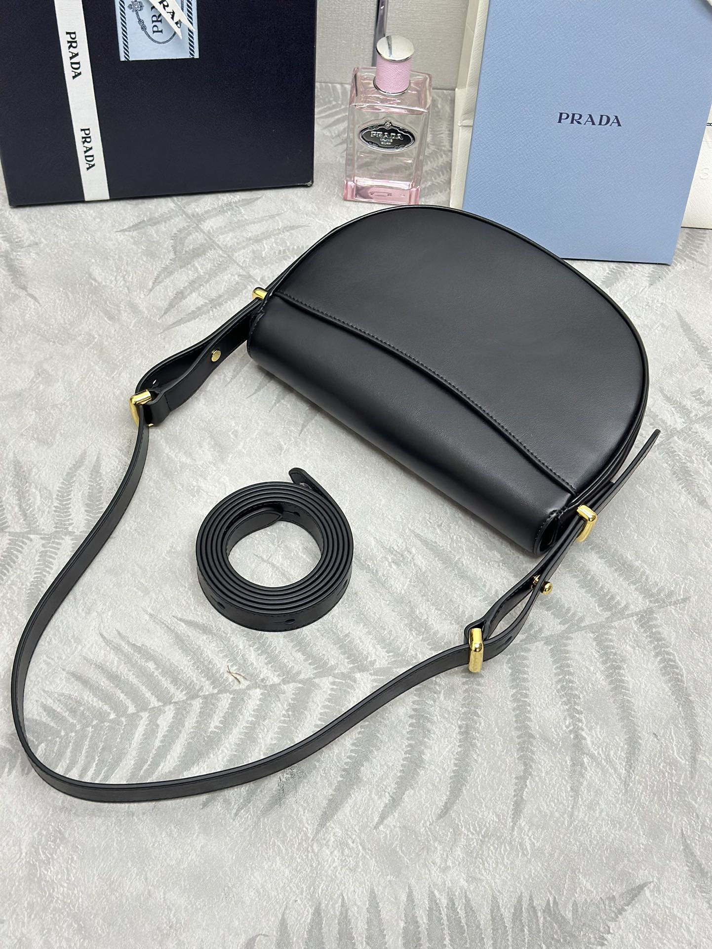 プラダバッグ 修理 直営店スーパーコピー 本革 レザー 斜め掛けバッグ シンプル 1BD365 ブラック_4