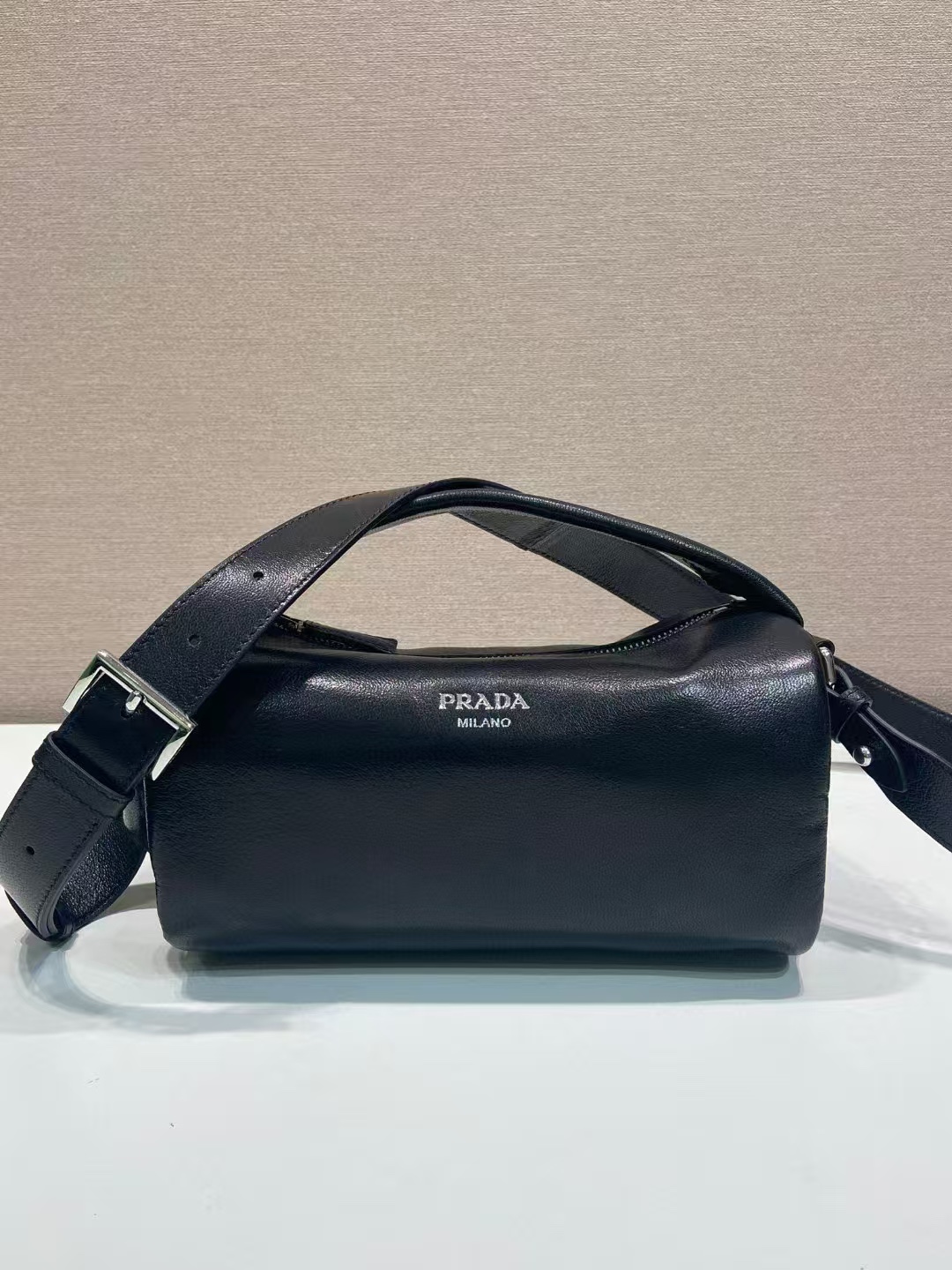 人気商品 セカンドストリート プラダバッグ偽物 本革 レザー 斜め掛けバッグ シンプル 2VH188 ブラック_1