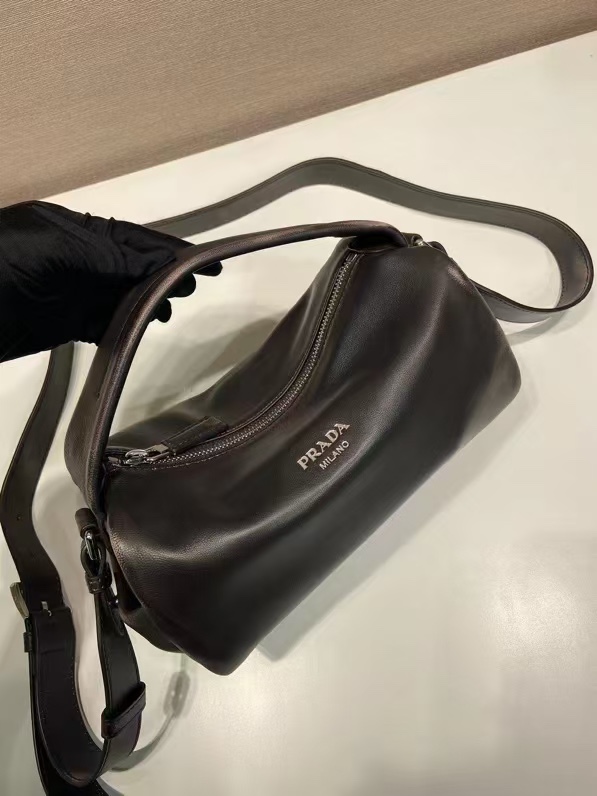 人気商品 プラダ バッグ 正規品コピー 本革 レザー 斜め掛けバッグ シンプル 2VH188 ブラウン_3
