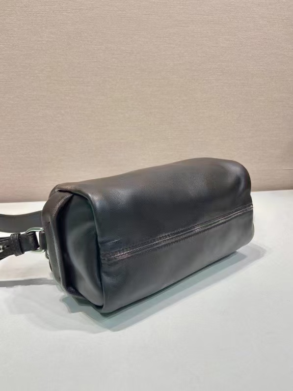 人気商品 プラダ バッグ 正規品コピー 本革 レザー 斜め掛けバッグ シンプル 2VH188 ブラウン_4