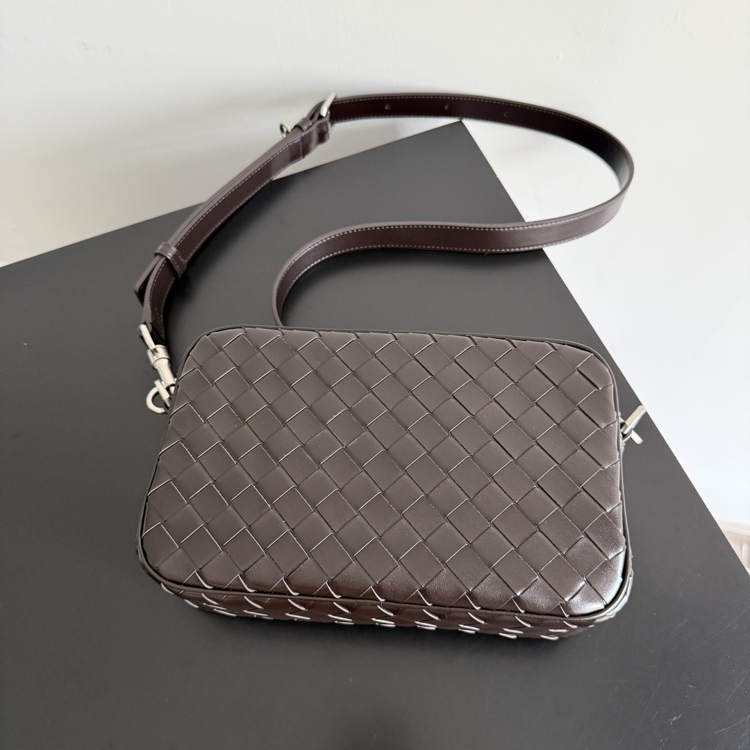 ボッテガ 伊勢丹コピー BOTTEGA VENETA カメラバッグ 斜め掛け 軽量 実用 ブラウン_1