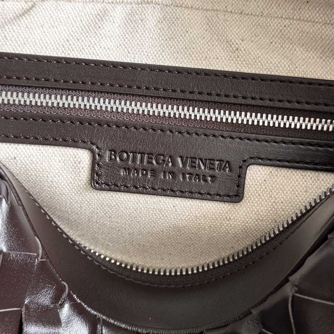 ボッテガ 伊勢丹コピー BOTTEGA VENETA カメラバッグ 斜め掛け 軽量 実用 ブラウン_2