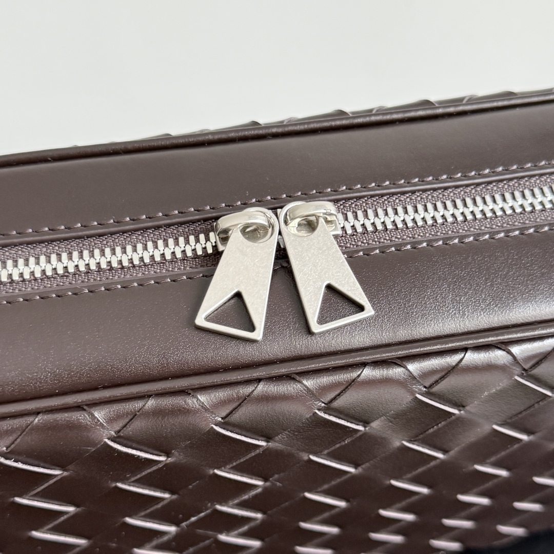 ボッテガ 伊勢丹コピー BOTTEGA VENETA カメラバッグ 斜め掛け 軽量 実用 ブラウン_3