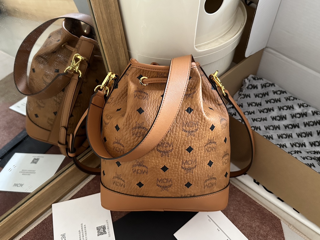 mcm バッグ 値段偽物 エムシーエム  レザー 通勤 斜め掛けバッグ 肩掛け 6411 ブラウン_2