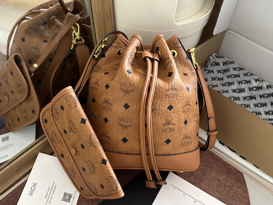mcm バッグ 値段偽物 エムシーエム  レザー 通勤 斜め掛けバッグ 肩掛け 6411 ブラウン_4
