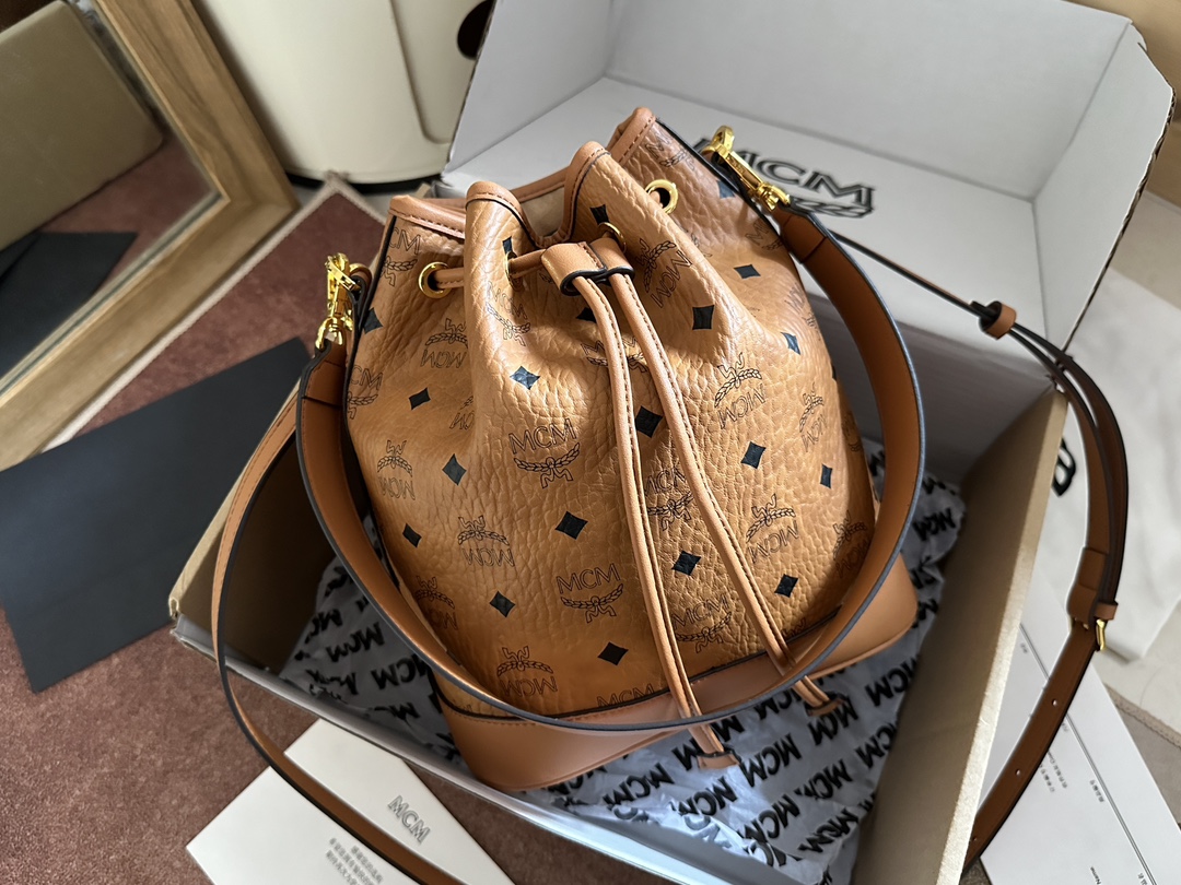 mcm バッグ 値段偽物 エムシーエム  レザー 通勤 斜め掛けバッグ 肩掛け 6411 ブラウン_5