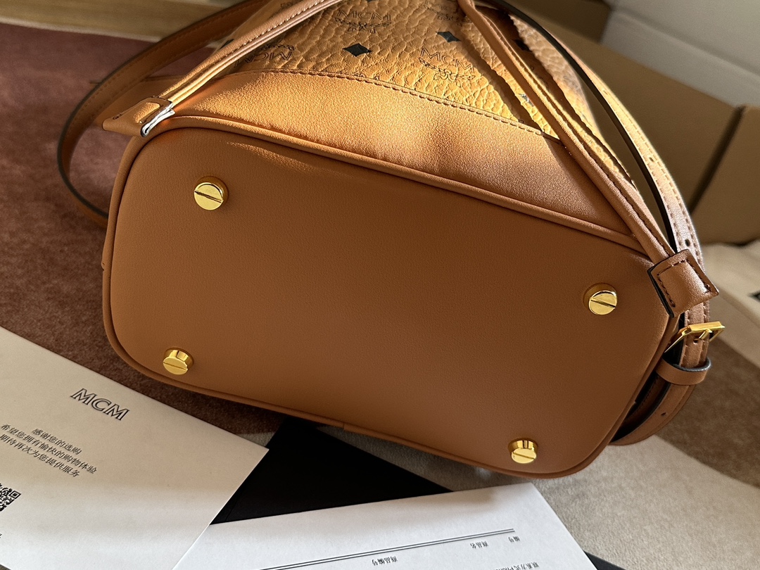 mcm バッグ 値段偽物 エムシーエム  レザー 通勤 斜め掛けバッグ 肩掛け 6411 ブラウン_6