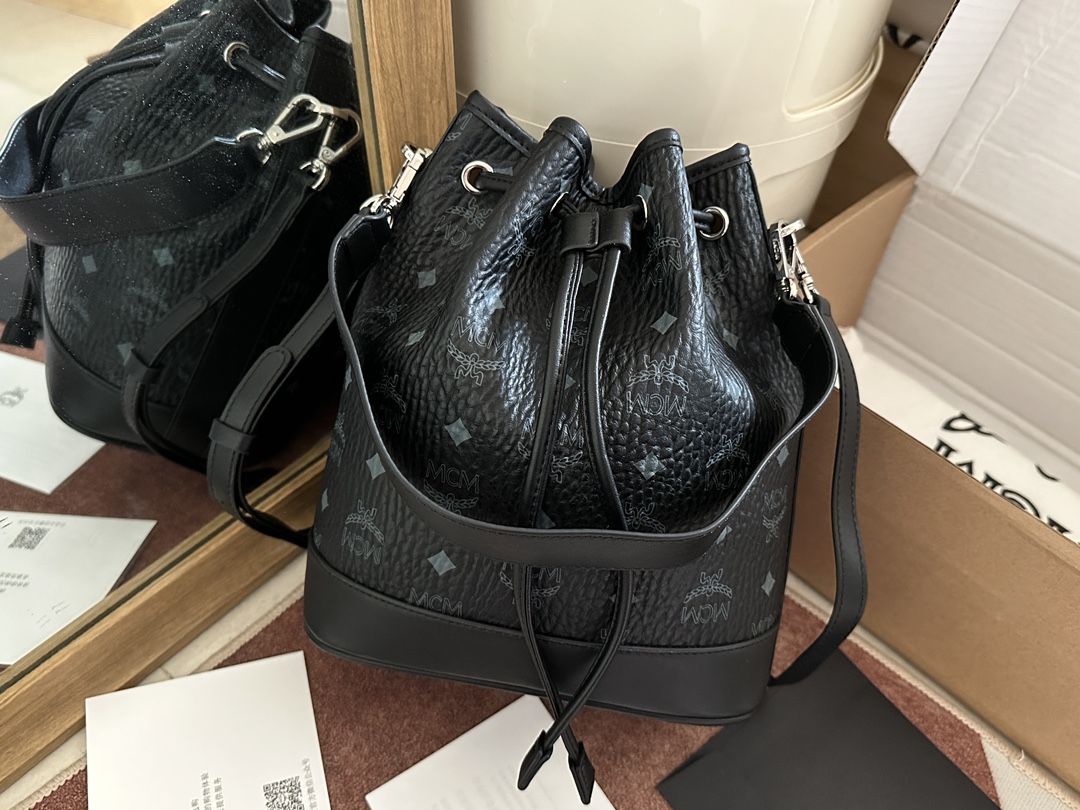mcm 値段コピー エムシーエム  レザー 通勤 斜め掛けバッグ 肩掛け 6411 ブラック_2