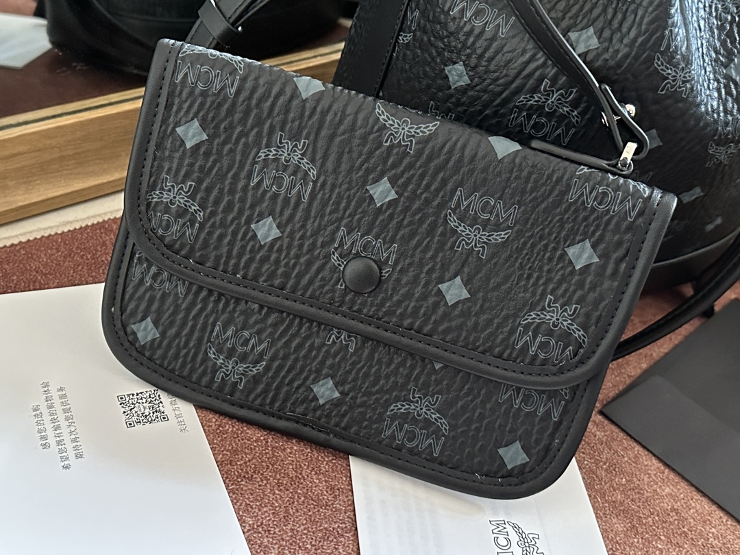 mcm 値段コピー エムシーエム  レザー 通勤 斜め掛けバッグ 肩掛け 6411 ブラック_4