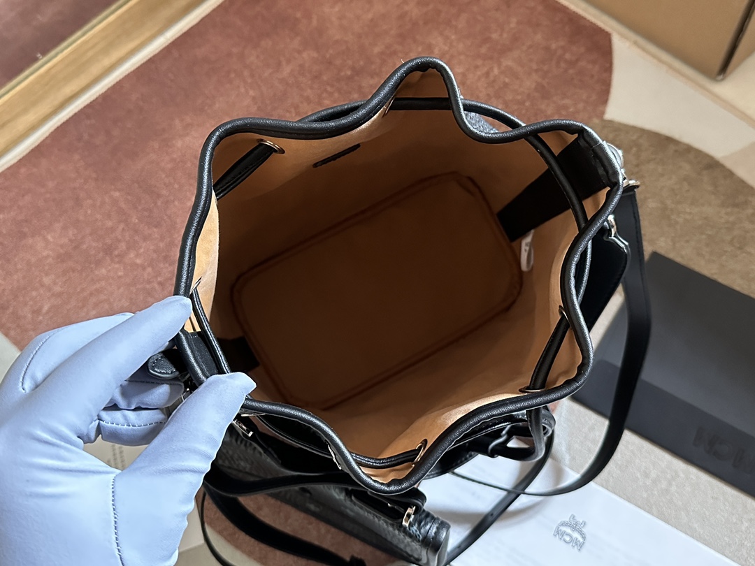 mcm 値段コピー エムシーエム  レザー 通勤 斜め掛けバッグ 肩掛け 6411 ブラック_6