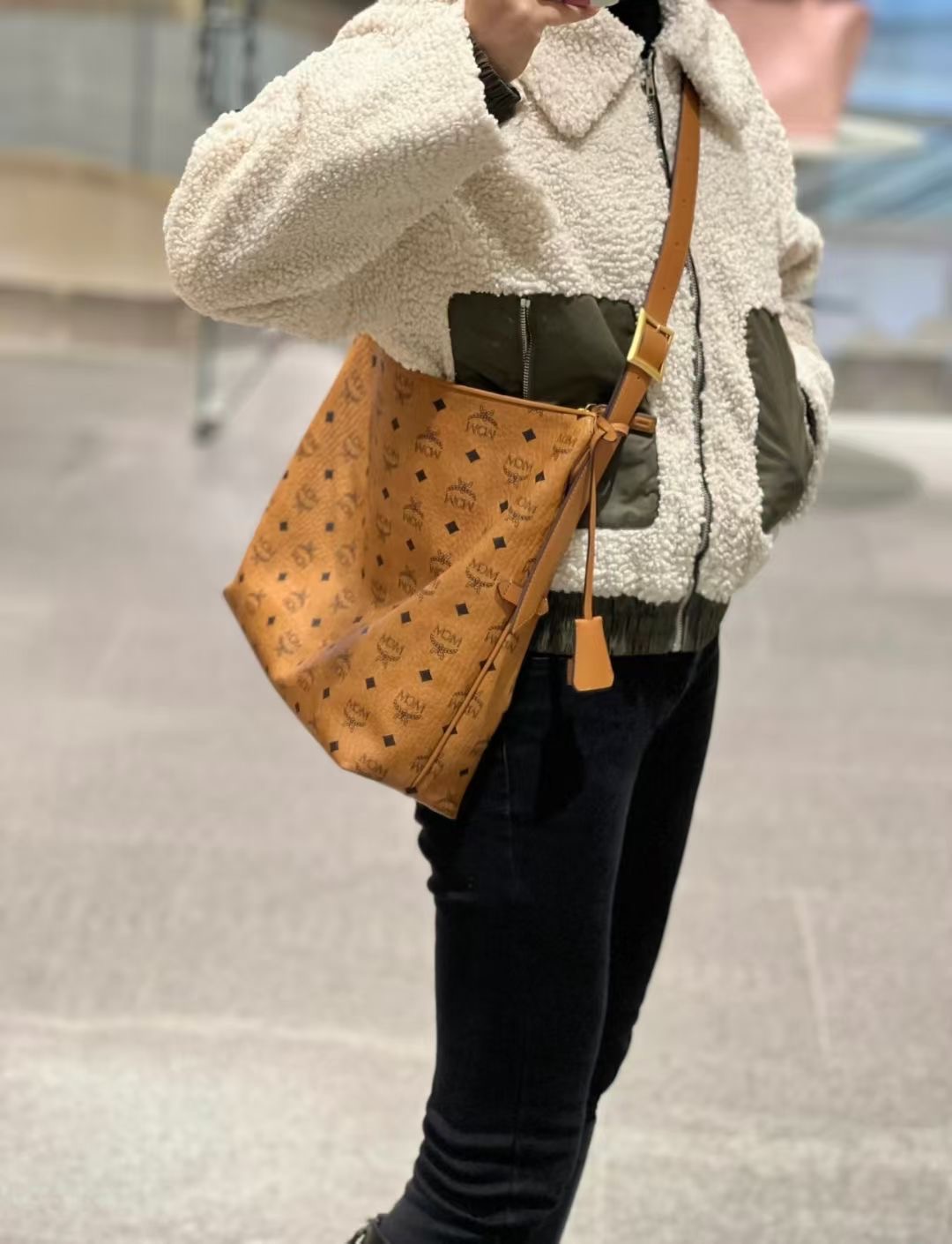 mcm バッグ ヤフオク偽物 エムシーエム レザー 通勤 優雅 ハンドバッグ トート 6721 ブラウン_1