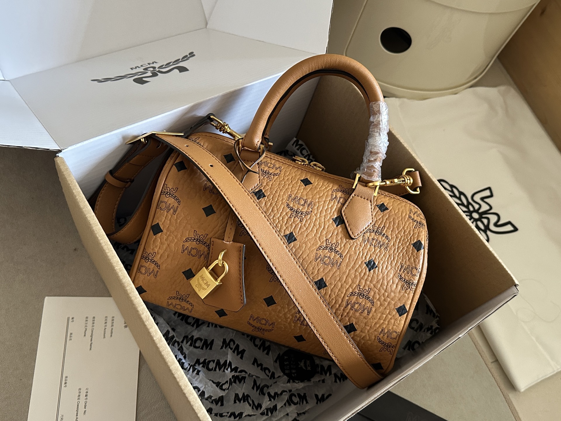 高級感たっぷり mcm 売るスーパーコピー レザー 優雅 ハンドバッグ トート 6214 ブラウン_1