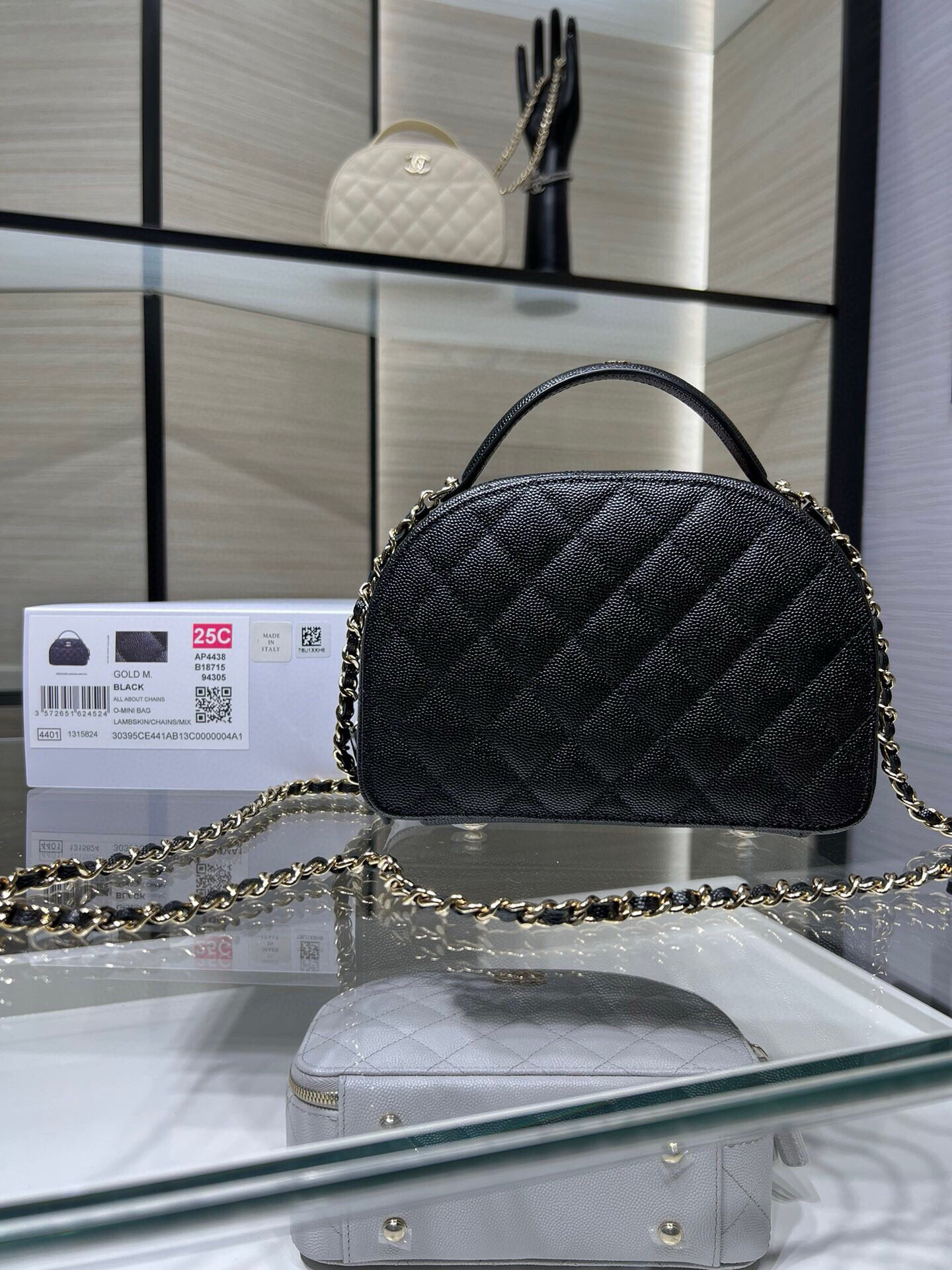 特別価格 シャネル バッグ取り扱い店舗スーパーコピー 斜め掛けバッグ ハンドバッグ AP4438Y ブラック_4