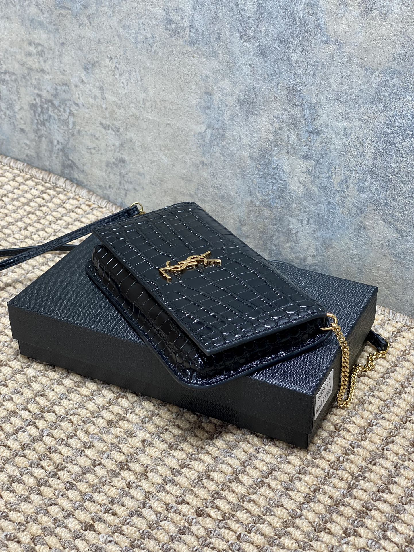 イブ サン ローラン トート偽物 鰐皮 優雅 斜め掛けバッグ 本革 ミニ 実用 635095 ブラック_3