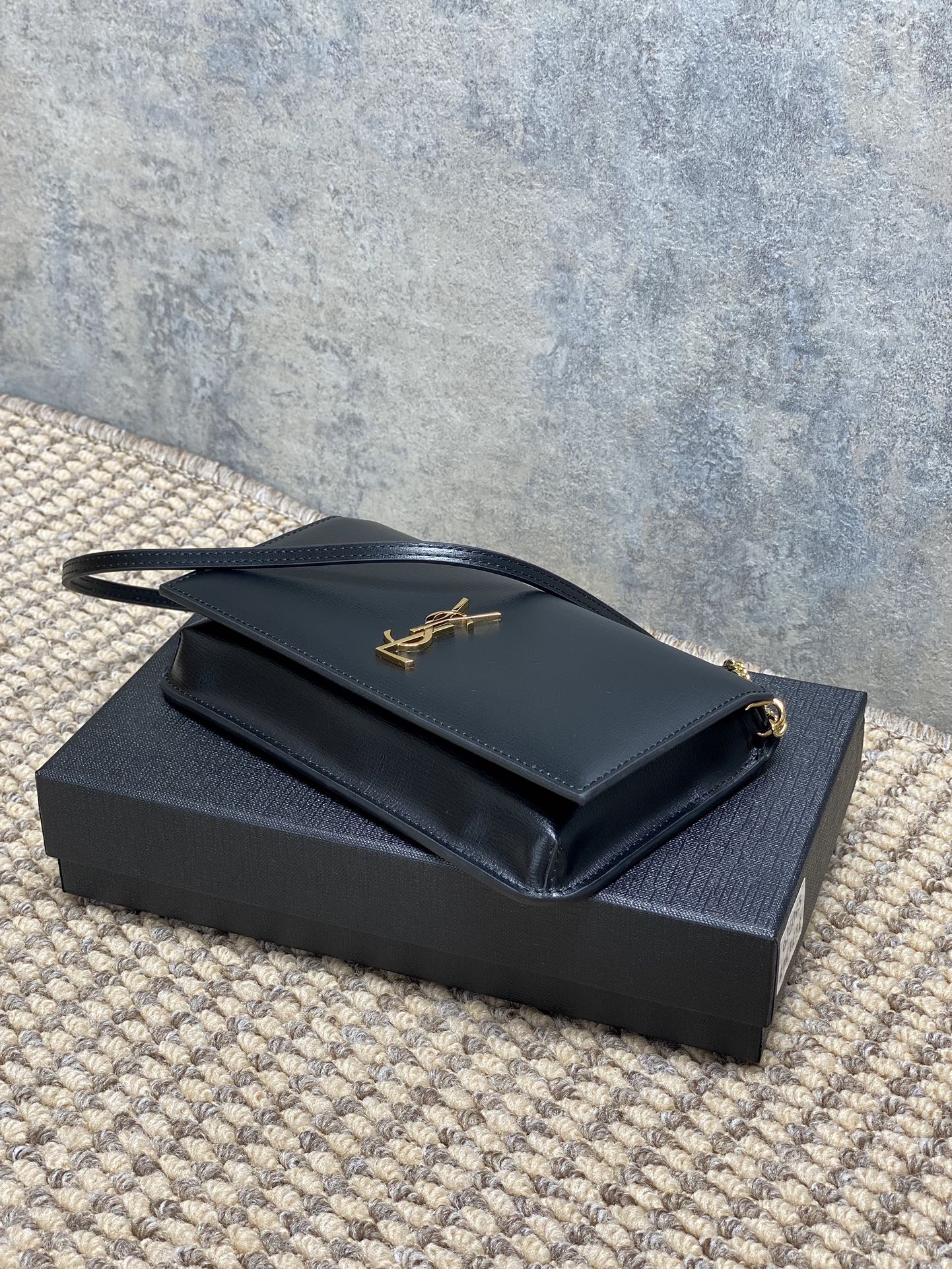 ysl クラッチ バッグスーパーコピー 優雅 斜め掛けバッグ 本革 ミニ 実用 635095 ブラック_2